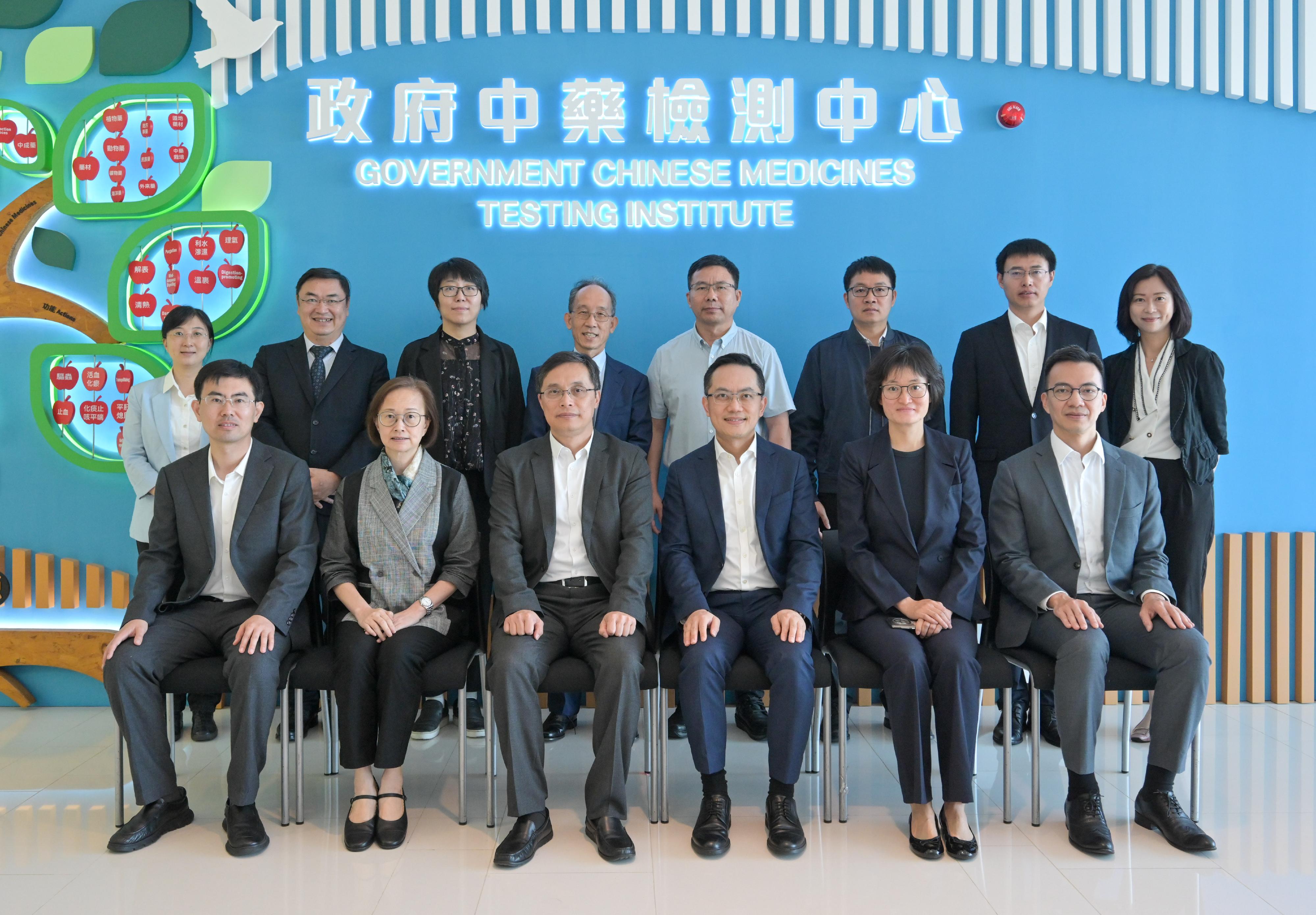 The Director of Health, Dr Ronald Lam, met with a delegation led by the Vice Commissioner of the National Administration of Traditional Chinese Medicine and President of the China Academy of Chinese Medical Sciences, Professor Huang Luqi, today (November 1) to exchange views and discuss the promotion of the high-quality development of Chinese medicine of the two places. Photo shows Professor Huang (third left); Dr Lam (third right); the Controller of Regulatory Affairs of the Department of Health, Dr Amy Chiu (second left); and the Assistant Director of Health (Chinese Medicine), Dr Edmund Fong (first right), with the delegation.
