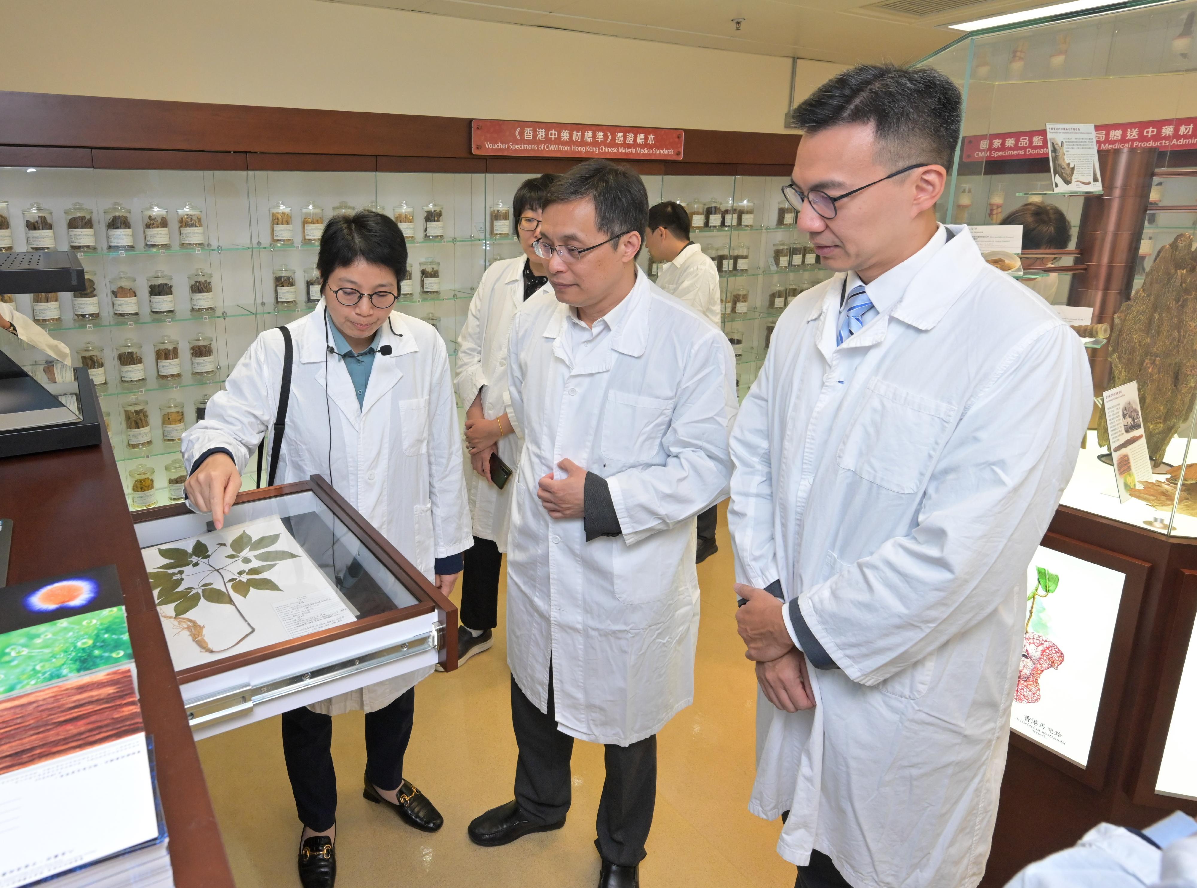 The Director of Health, Dr Ronald Lam, met with a delegation led by the Vice Commissioner of the National Administration of Traditional Chinese Medicine and President of the China Academy of Chinese Medical Sciences, Professor Huang Luqi, today (November 1) to exchange views and discuss the promotion of the high-quality development of Chinese medicine of the two places. Photo shows Professor Huang (centre) and his delegation, accompanied by the Assistant Director of Health (Chinese Medicine), Dr Edmund Fong (first right), visiting the Government Chinese Medicines Testing Institute.