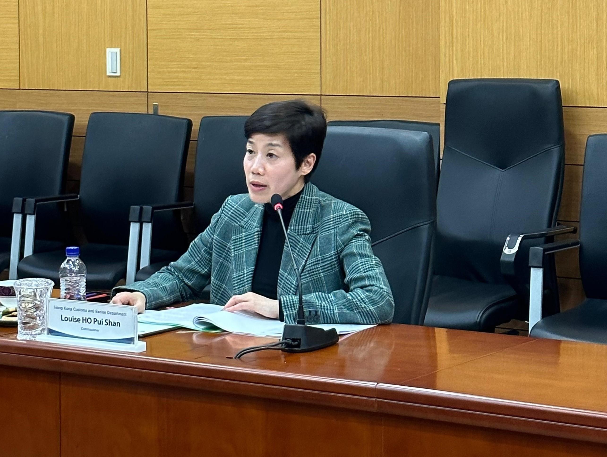海关关长何佩珊今日（十一月一日）率领香港海关代表团到访韩国关税厅，与韩国关税厅厅长高光孝会面。图示何佩珊在会上发言。