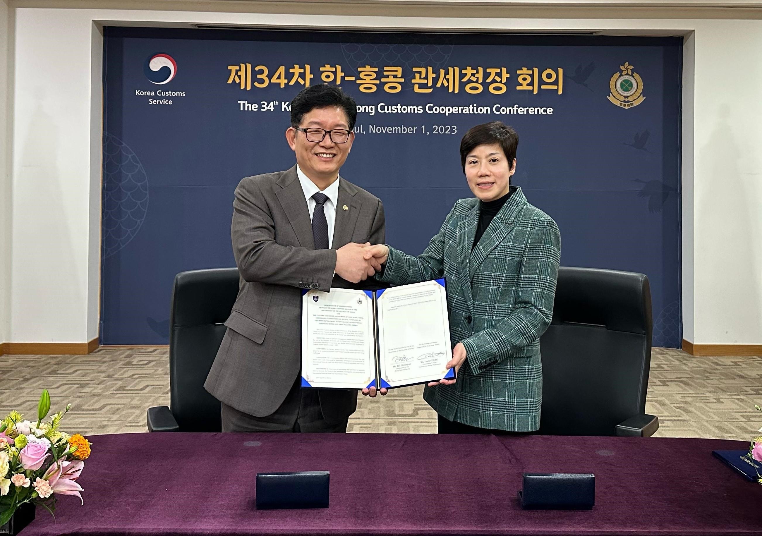 The Commissioner of Customs and Excise, Ms Louise Ho (right), and the Commissioner of Korea Customs Service (KCS), Mr Ko Kwang hyo (left), exchanged a Memorandum of Understanding of co-operation and assistance at the 34th Customs Cooperation Conference between the Customs and Excise Department and the KCS in Seoul, Korea, today (November 1).