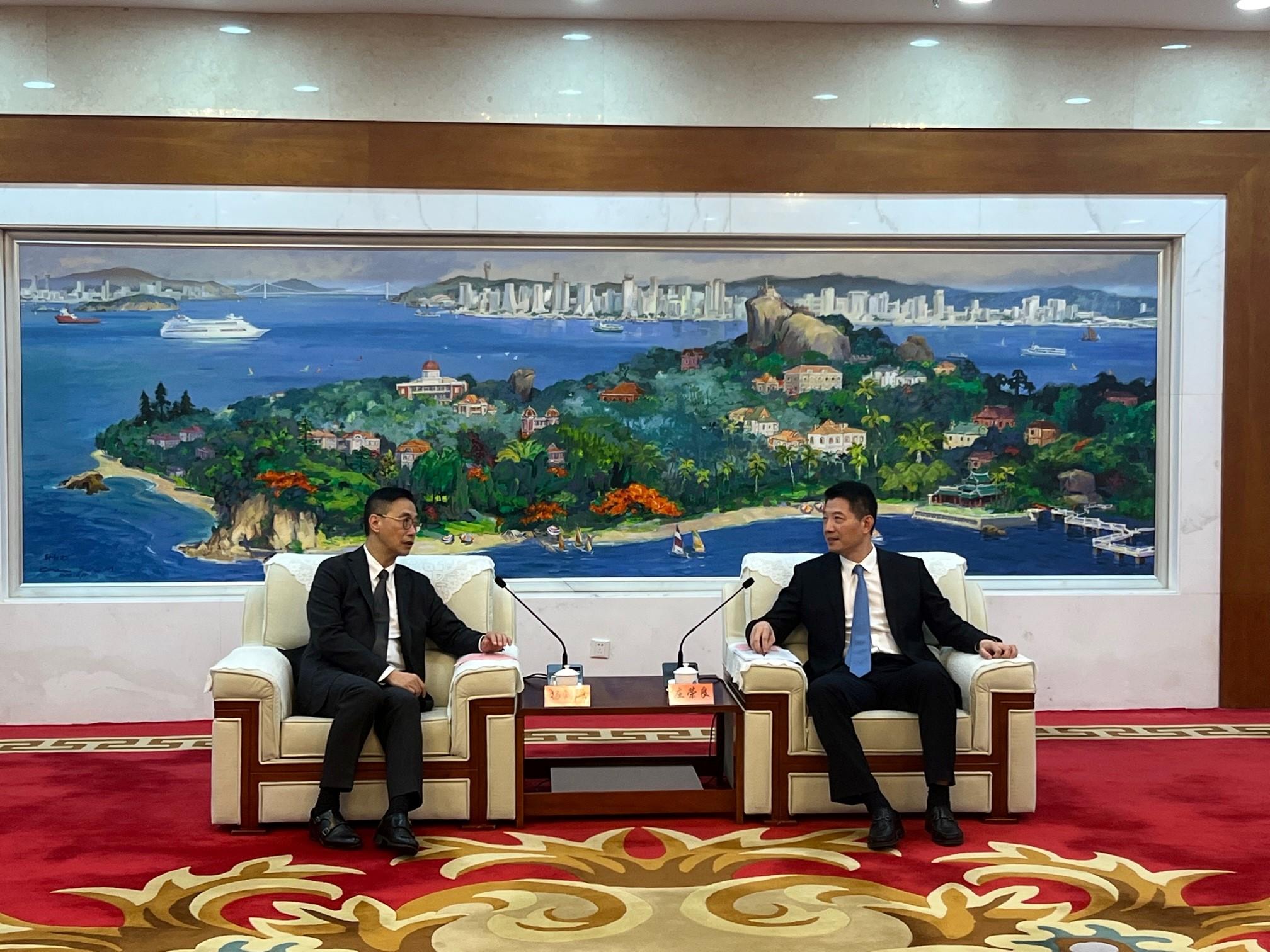 The Secretary for Culture, Sports and Tourism, Mr Kevin Yeung (left), met with Vice Mayor of the Xiamen Municipal People's Government Mr Zhuang Rongliang (right), today (November 1) in Xiamen to share their experiences in promoting tourism and cultural development, and explore opportunities in strengthening exchanges and co-operation.