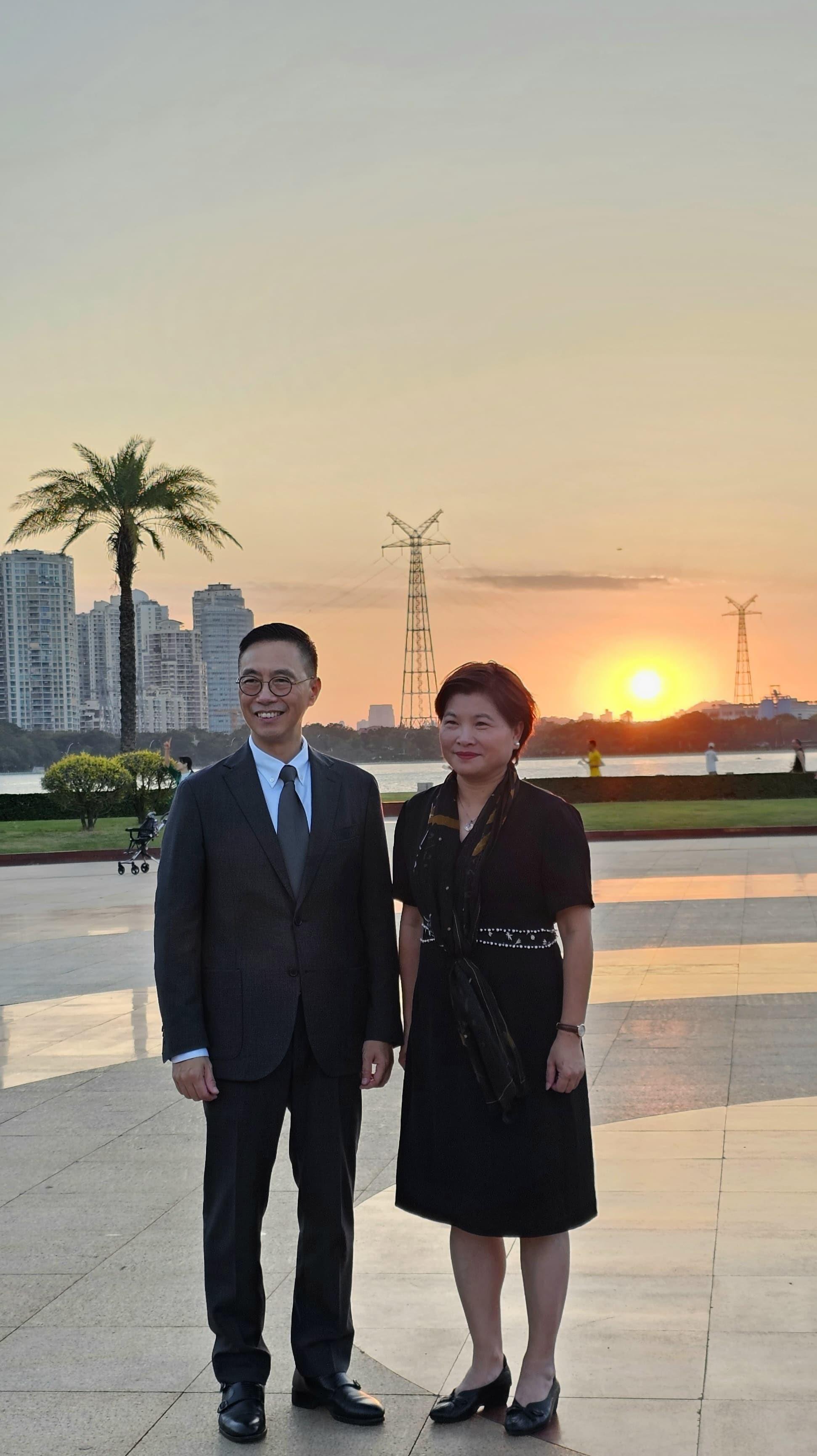 The Secretary for Culture, Sports and Tourism, Mr Kevin Yeung (left), visited the Xiamen waterfront area with Head of the Culture and Tourism Bureau of Xiamen, Ms Huang Bishan (right), today (November 1) to learn about the promotion of tourism and provision of recreational facilities for the public in Xiamen.
