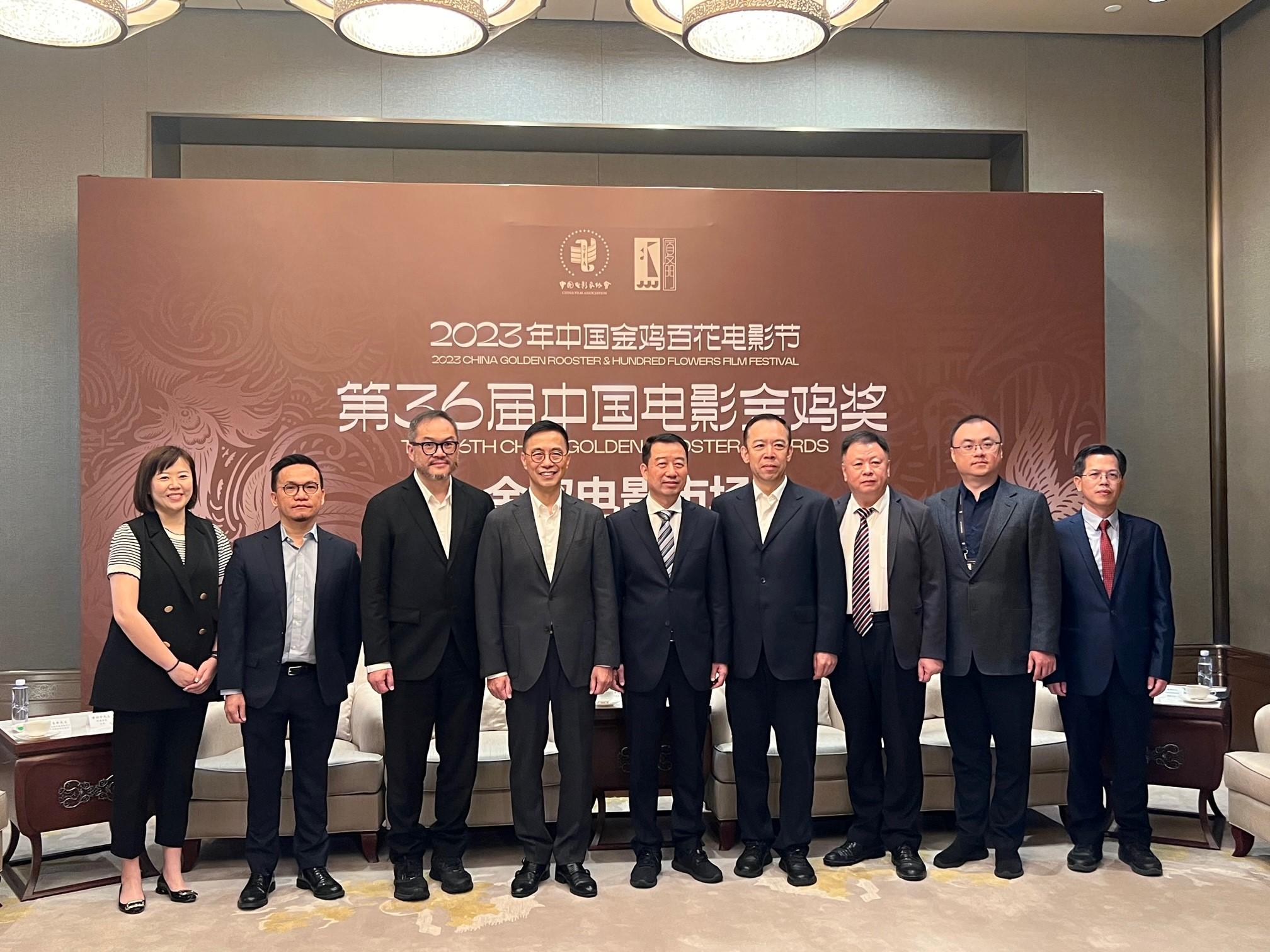 The Secretary for Culture, Sports and Tourism, Mr Kevin Yeung (fourth left), met with the Sub-Party Secretary of the China Film Association, Mr Zhang Hong (fifth right); the Deputy Director-General of the China Film Administration, Mr Bai Yimin (fourth right); and the Director General of the Xiamen Film Administration, Mr Shangguan Jun (third right), in Xiamen today (November 2). The Head of Create Hong Kong, Mr Victor Tsang (third left), was also present.