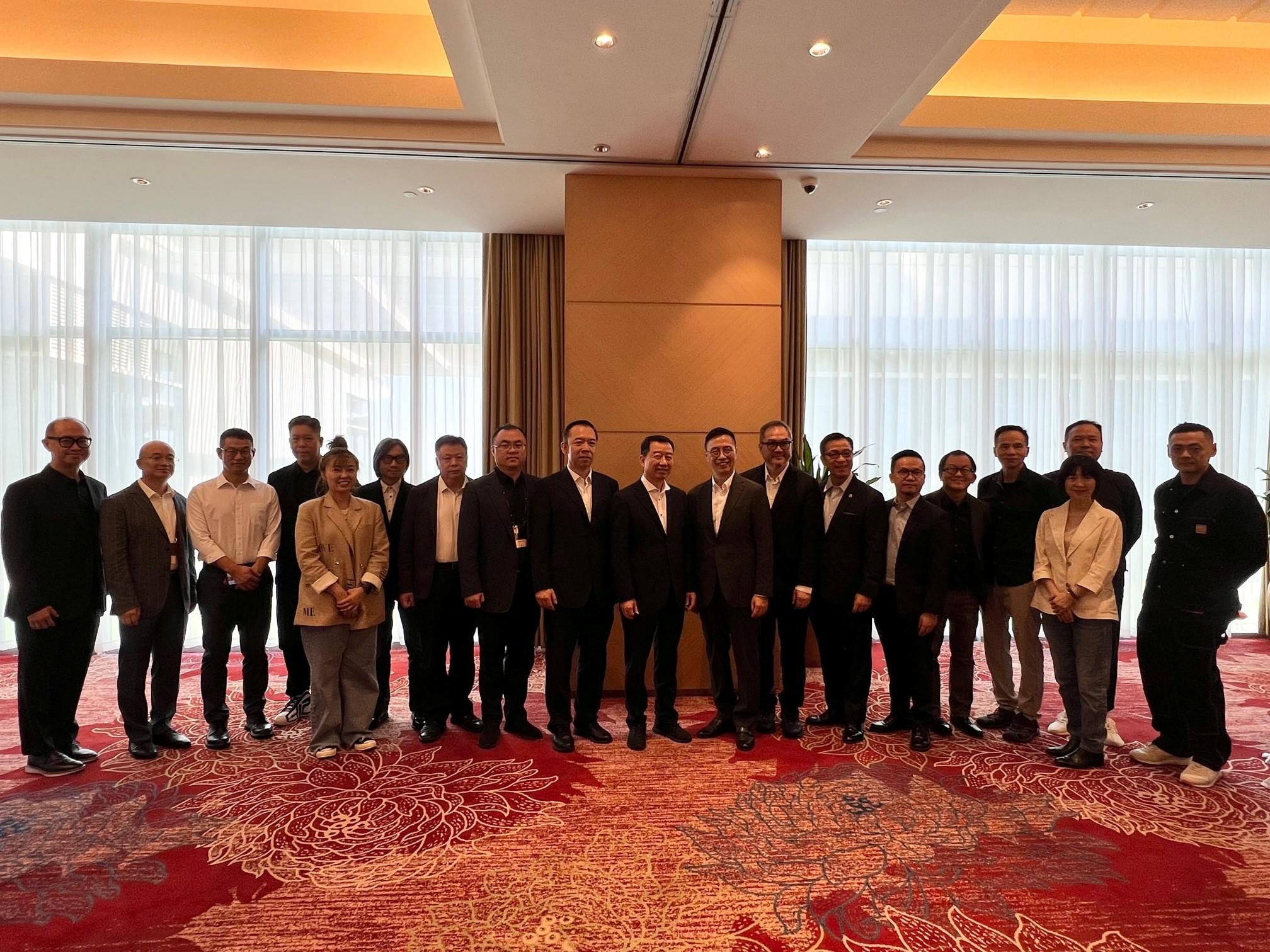 The Secretary for Culture, Sports and Tourism, Mr Kevin Yeung (back row, eighth right), exchanged views with industry practitioners from Hong Kong and the Mainland in Xiamen today (November 2) to discuss further collaborations in driving Hong Kong and Mainland film industries.