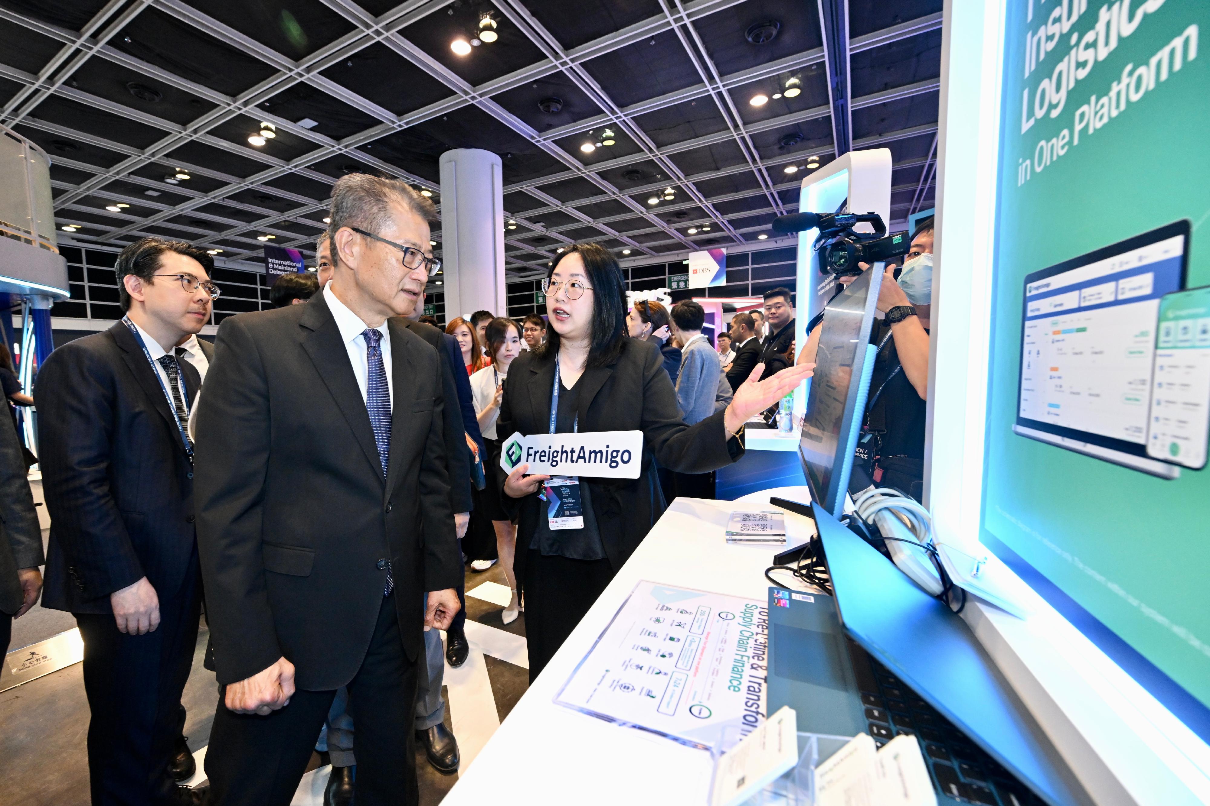 The Financial Secretary, Mr Paul Chan, attended Hong Kong FinTech Week 2023 today (November 2). Photo shows Mr Chan (second left) touring an exhibition booth.

