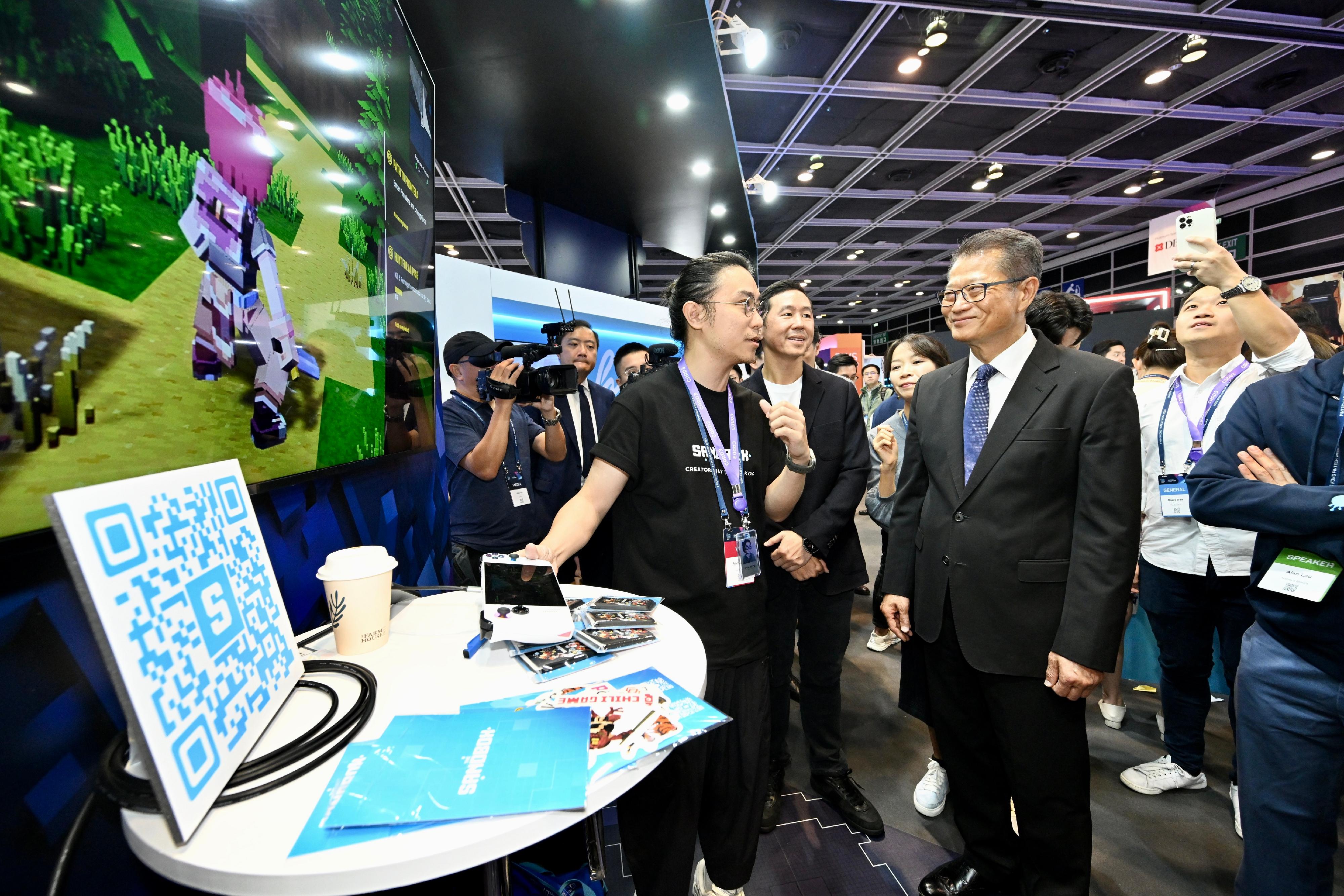 The Financial Secretary, Mr Paul Chan, attended Hong Kong FinTech Week 2023 today (November 2). Photo shows Mr Chan (front row, first right) touring an exhibition booth.

