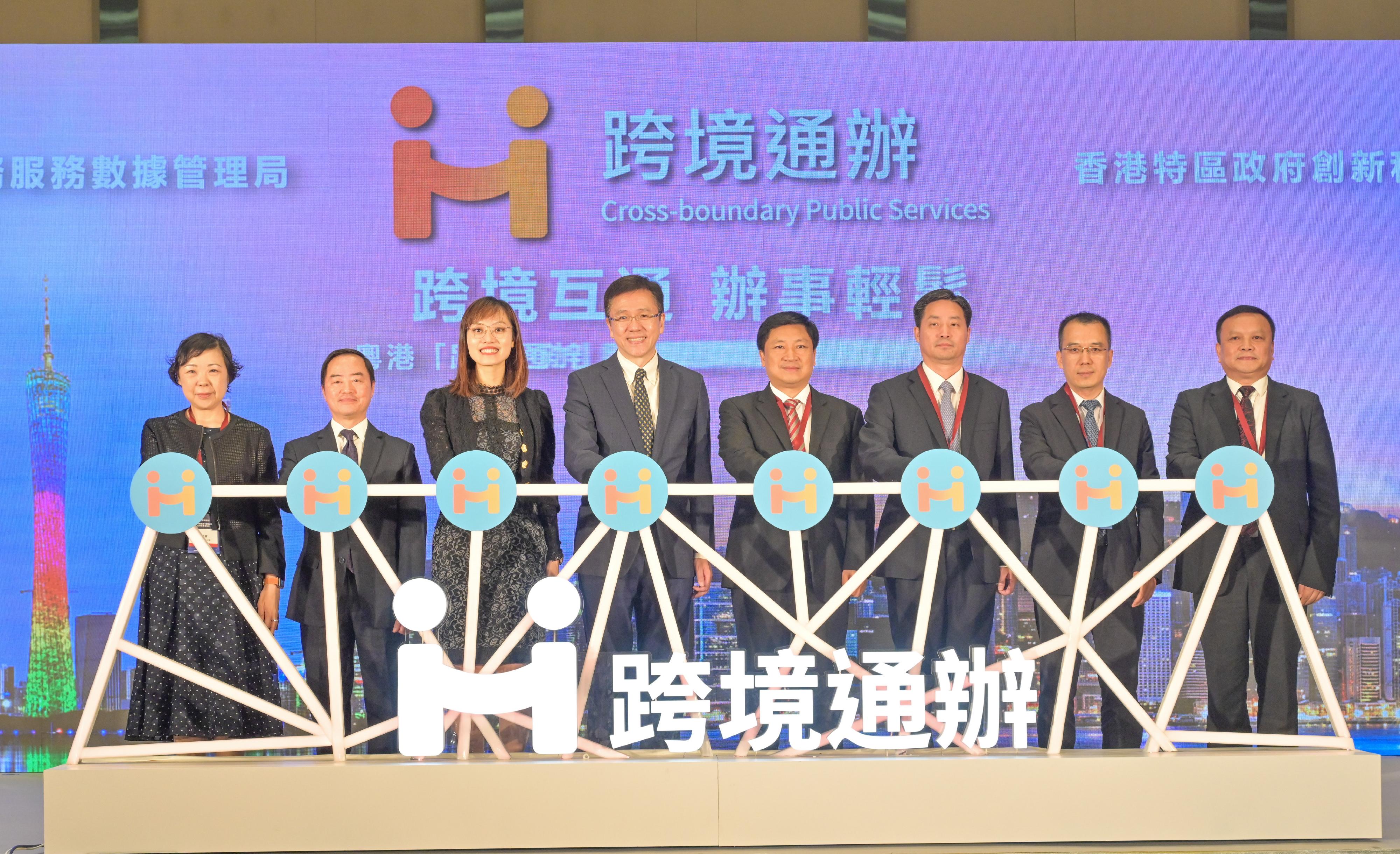 The Secretary for Innovation, Technology and Industry, Professor Sun Dong, and Deputy Secretary General of the People's Government of Guangdong Province Mr Xu Dianhui co-chaired the ceremony for promulgation of the Hong Kong/Guangdong Cross-boundary Public Services Co-operation Achievements today (November 2). Photo shows Professor Sun (fourth left) and Mr Xu (fourth right), together with the Director-General of the Guangdong Provincial Administration of Government Service and Data, Mr Yang Pengfei (third right); the Under Secretary for Innovation, Technology and Industry, Ms Lillian Cheong (third left); member of the Leading Party Group of the Guangdong Provincial Administration of Government Service and Data Mr Wei Wentao (first right); the Director-General of Information Centre of the Liaison Office of the Central People's Government in the HKSAR, Dr Hao Yinxing (second right); the Government Chief Information Officer, Mr Tony Wong (second left); and the Commissioner for Efficiency, Miss Patricia So (first left), joining the launching ceremony of the Cross-boundary Public Services.