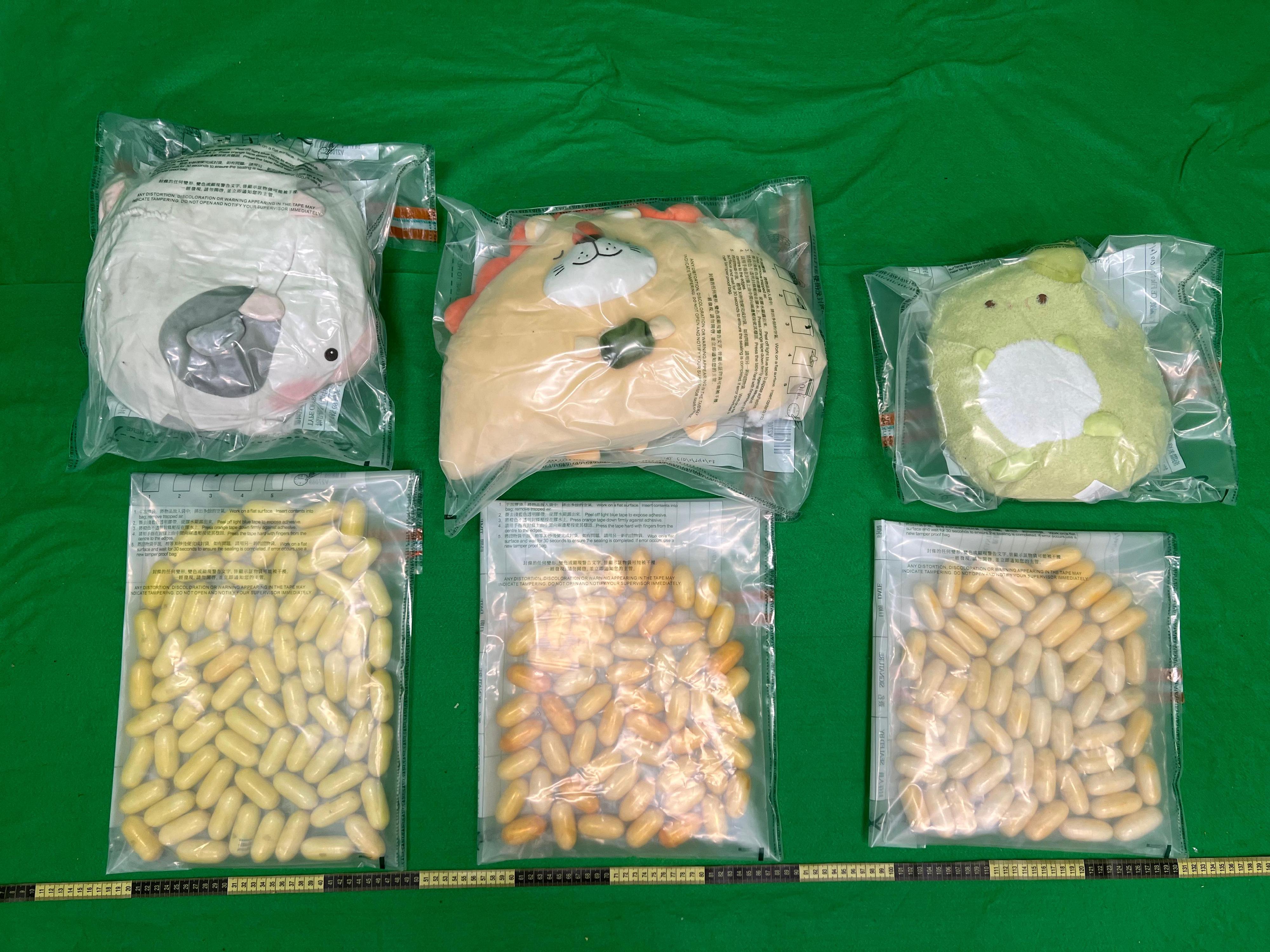 Hong Kong Customs yesterday (November 1) seized about 4.4 kilograms of suspected cocaine with an estimated market value of about $5.4 million at Hong Kong International Airport. Photo shows the suspected cocaine seized, and the stuffed toys used to conceal the drugs.