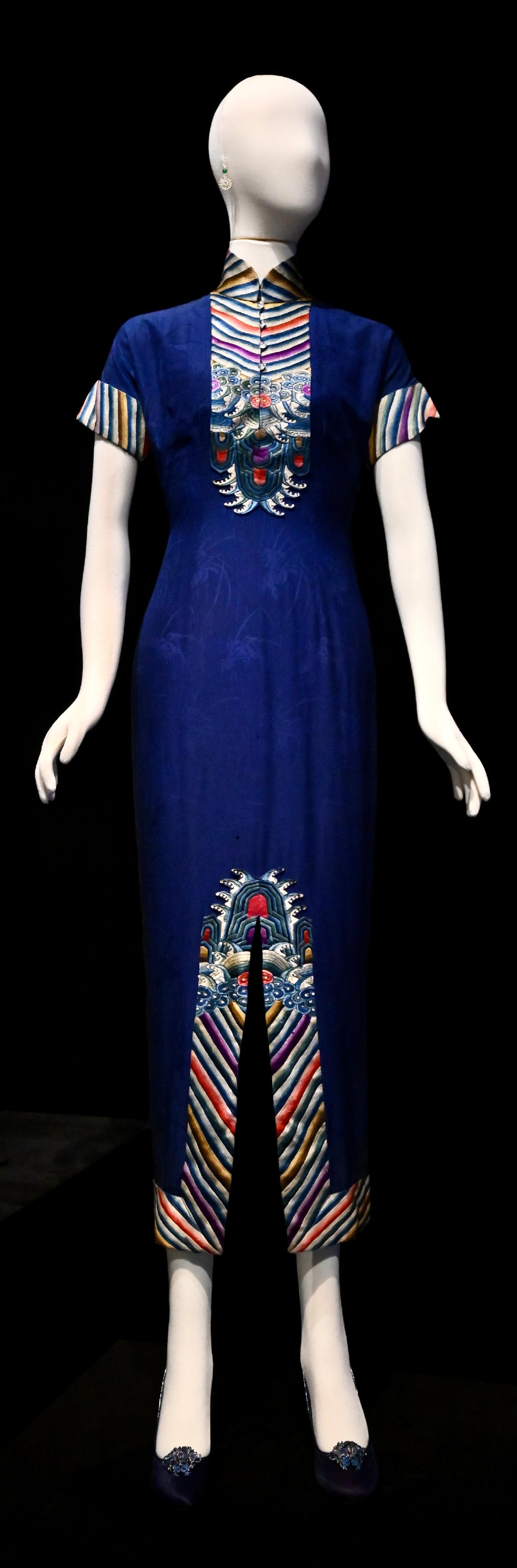 康樂及文化事務署香港電影資料館（資料館）由今日（十一月三日）起至明年五月五日，在資料館展覽廳舉辦「更衣記——香港電影旗袍戲服秀」展覽。圖示羅蘭於《新紅樓夢》（1952）中曾穿着的旗袍。