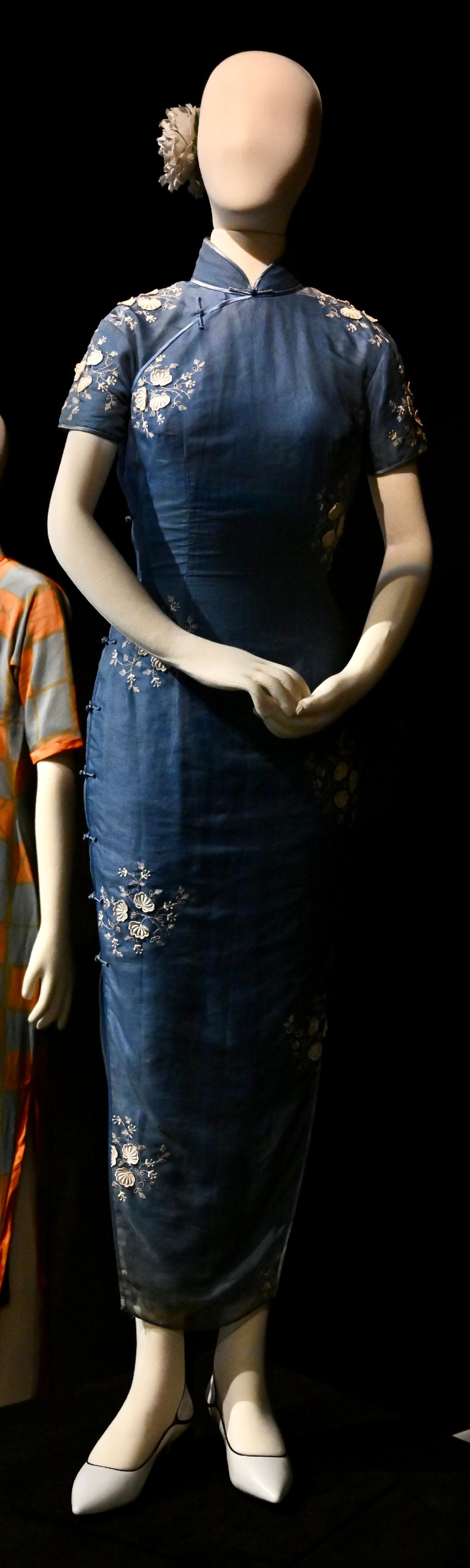 康樂及文化事務署香港電影資料館（資料館）由今日（十一月三日）起至明年五月五日，在資料館展覽廳舉辦「更衣記——香港電影旗袍戲服秀」展覽。圖示林黛於《藍與黑》（1966）中曾穿着的旗袍。