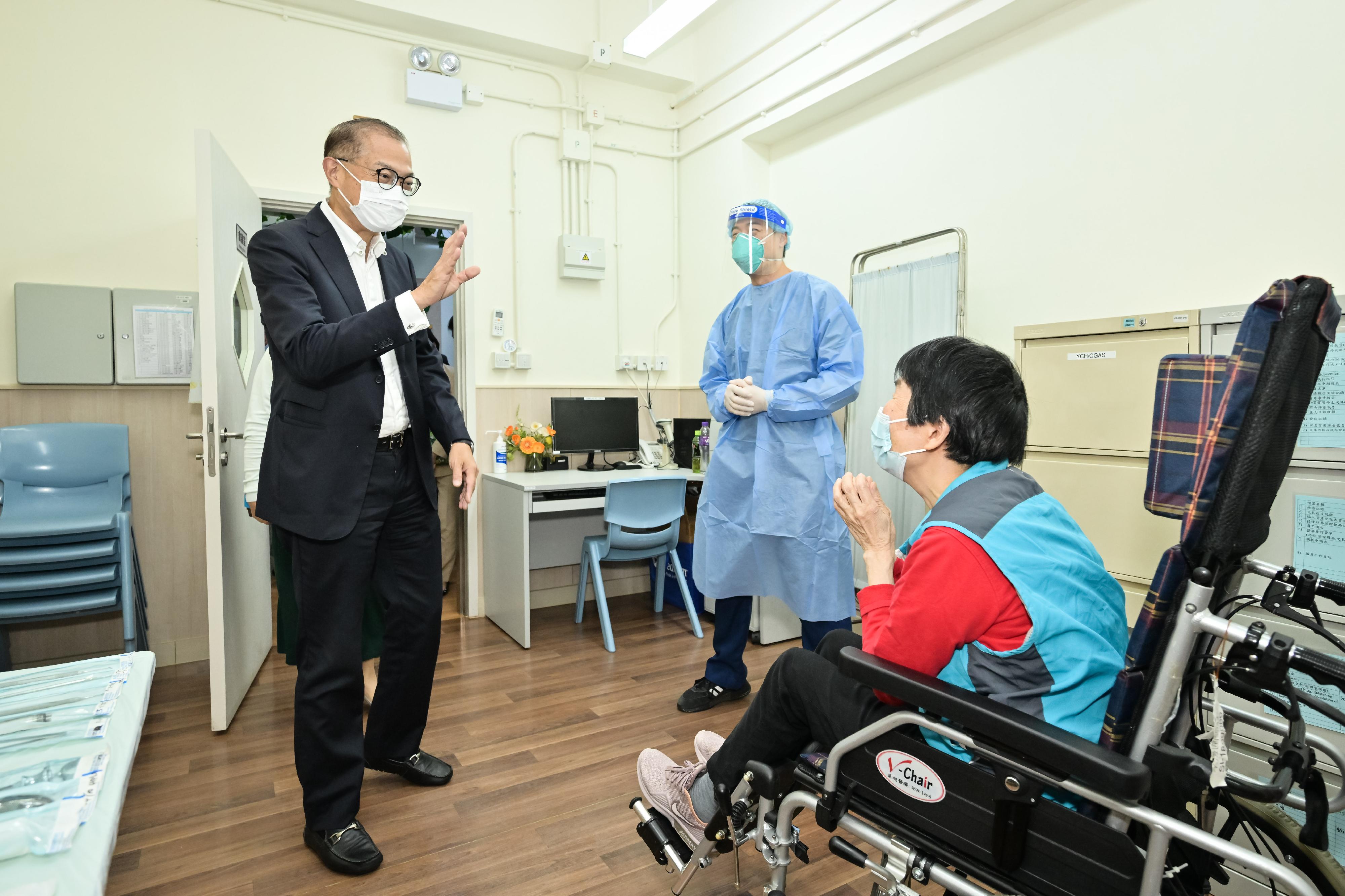 The Secretary for Health, Professor Lo Chung-mau (left), visits a residential care home for the elderly (RCHE) in Kwai Tsing District this afternoon (November 3), to get a better grasp of the basic dental care services provided to residents of RCHEs by outreach dental teams.