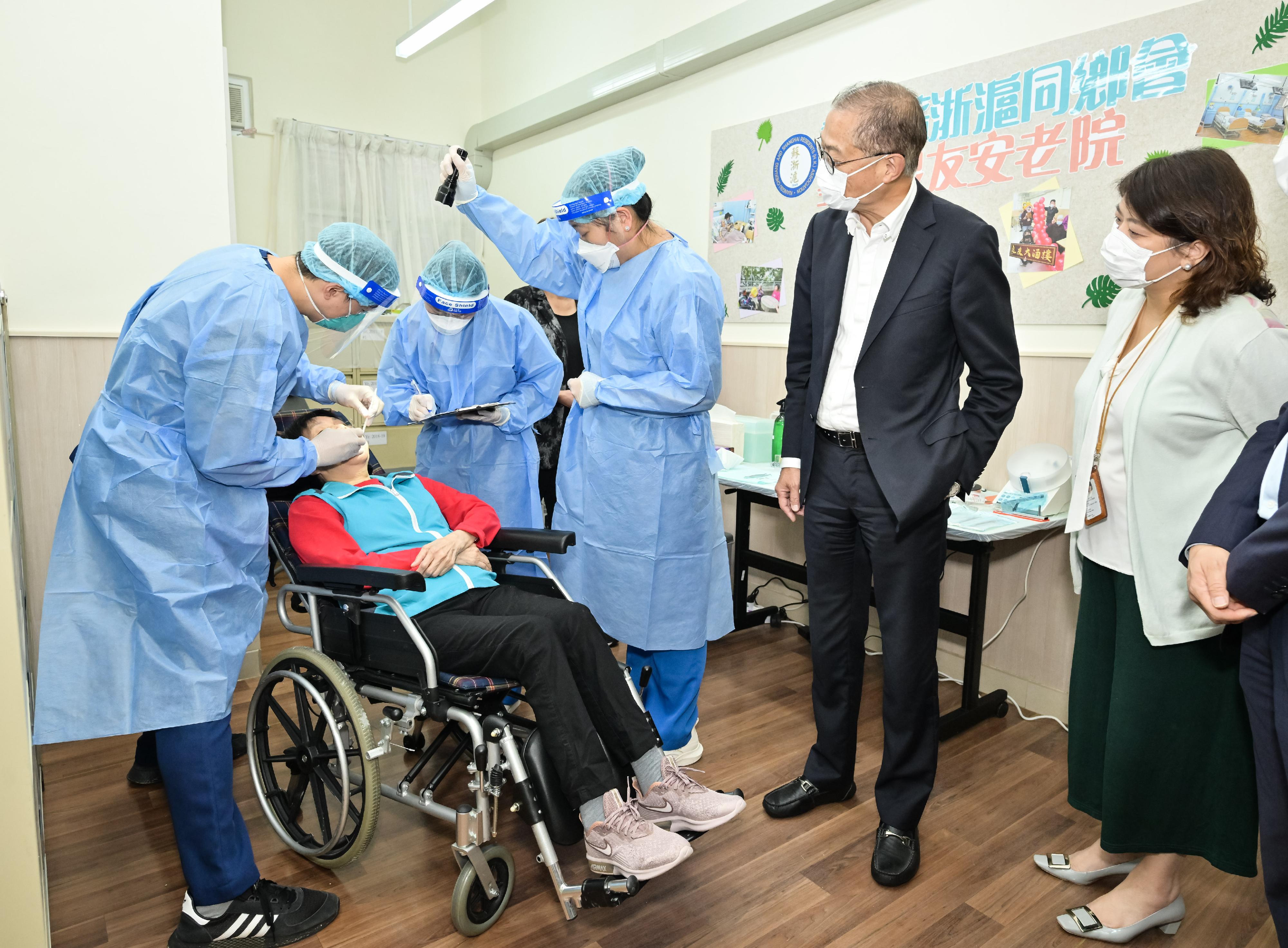 The Secretary for Health, Professor Lo Chung-mau (second right), and the Under Secretary for Health, Dr Libby Lee (first right), inspect the basic dental care services provided to residents of a residential care home for the elderly in Kwai Tsing District by the outreach dental team during their visit there this afternoon (November 3).