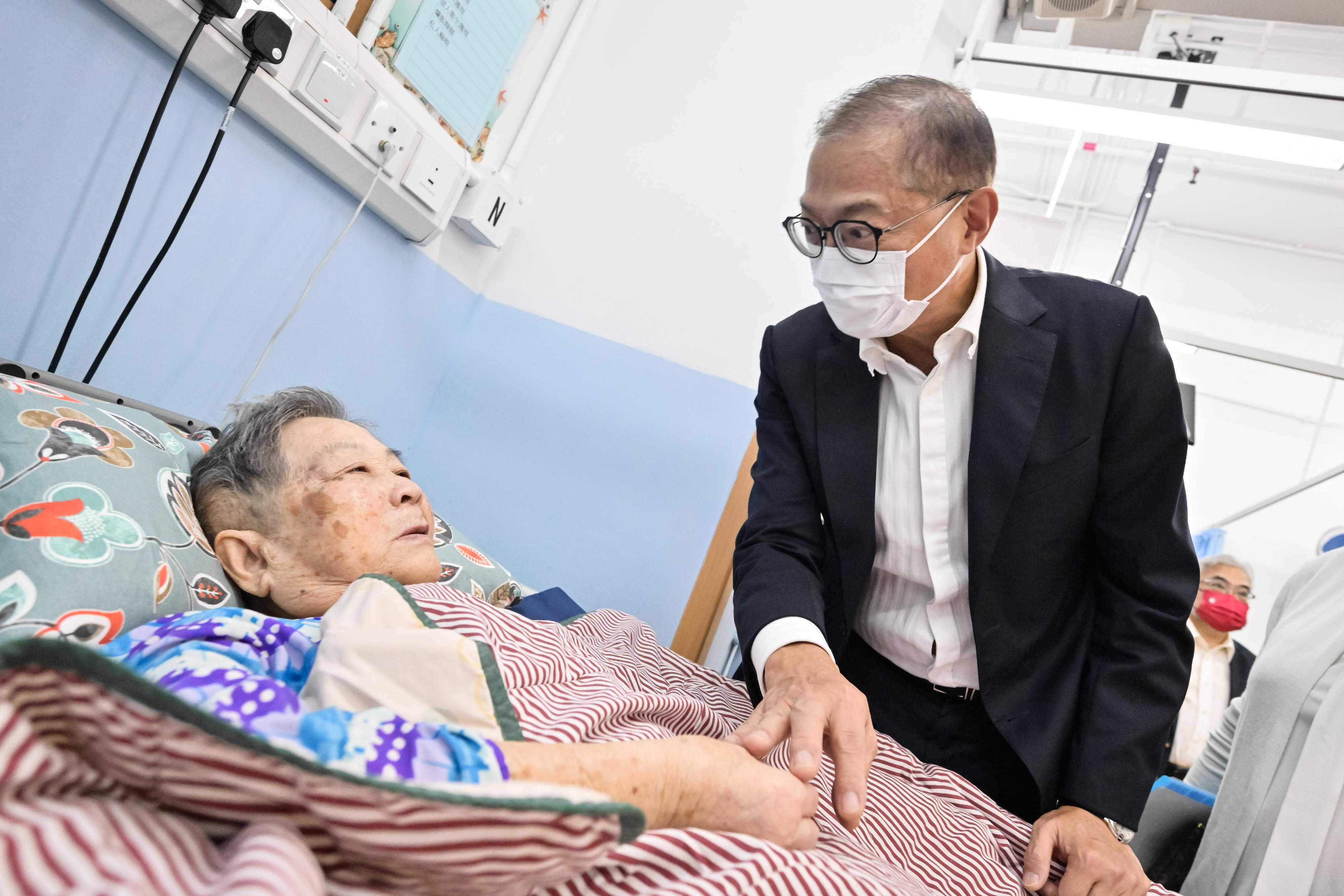 The Secretary for Health, Professor Lo Chung-mau, visited a residential care home for the elderly (RCHE) in Kwai Tsing District this afternoon (November 3) to get a better grasp of the basic dental care services provided to residents of RCHEs by outreach dental teams. Photo shows Professor Lo (right) chatting with a resident of the RCHE to listen to her views on the services.