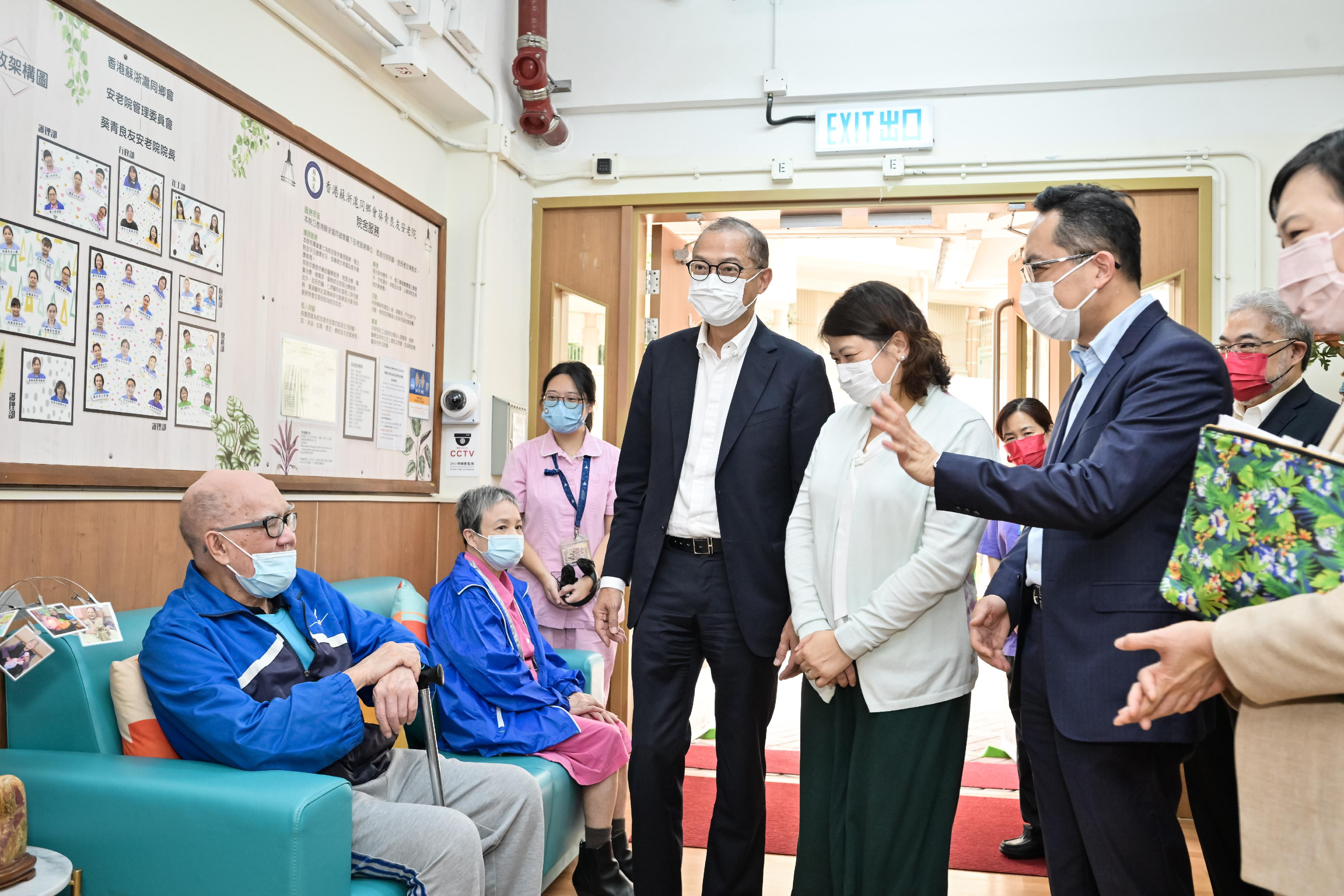 The Secretary for Health, Professor Lo Chung-mau, visited a residential care home for the elderly (RCHE) in Kwai Tsing District this afternoon (November 3) to get a better grasp of the basic dental care services provided to residents of RCHEs by outreach dental teams. Photo shows Professor Lo (fourth left); the Under Secretary for Health, Dr Libby Lee (fifth left); and the Director of Health, Dr Ronald Lam (third right), chatting with residents of the RCHE to listen to their views on the services.