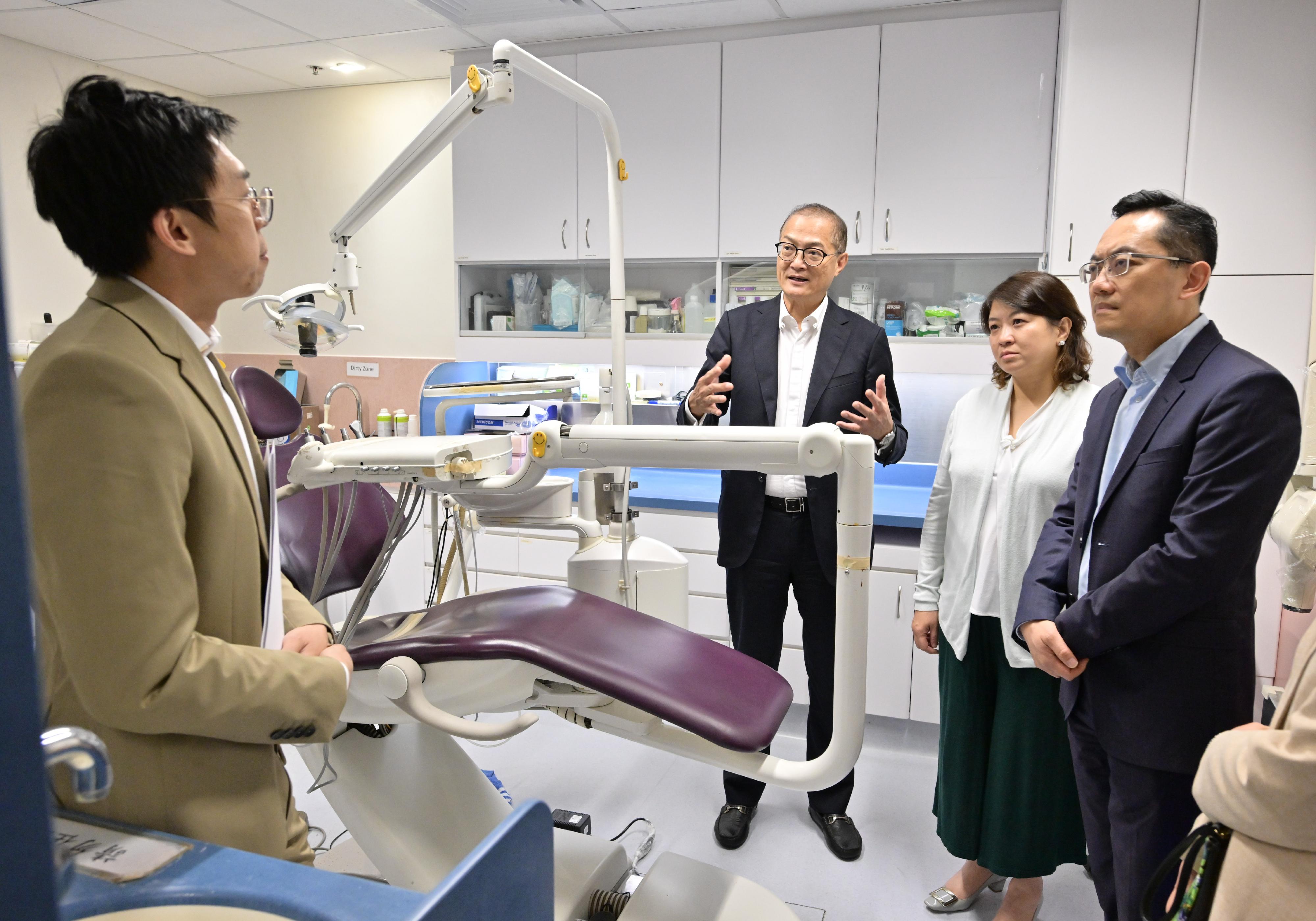The Secretary for Health, Professor Lo Chung-mau (second left), learns from a staff member of the Kwai Chung Hospital Dental Clinic the special care dental services provided to psychiatric inpatients this afternoon (November 3). Looking on are the Under Secretary for Health, Dr Libby Lee (second right), and the Director of Health, Dr Ronald Lam (first right).