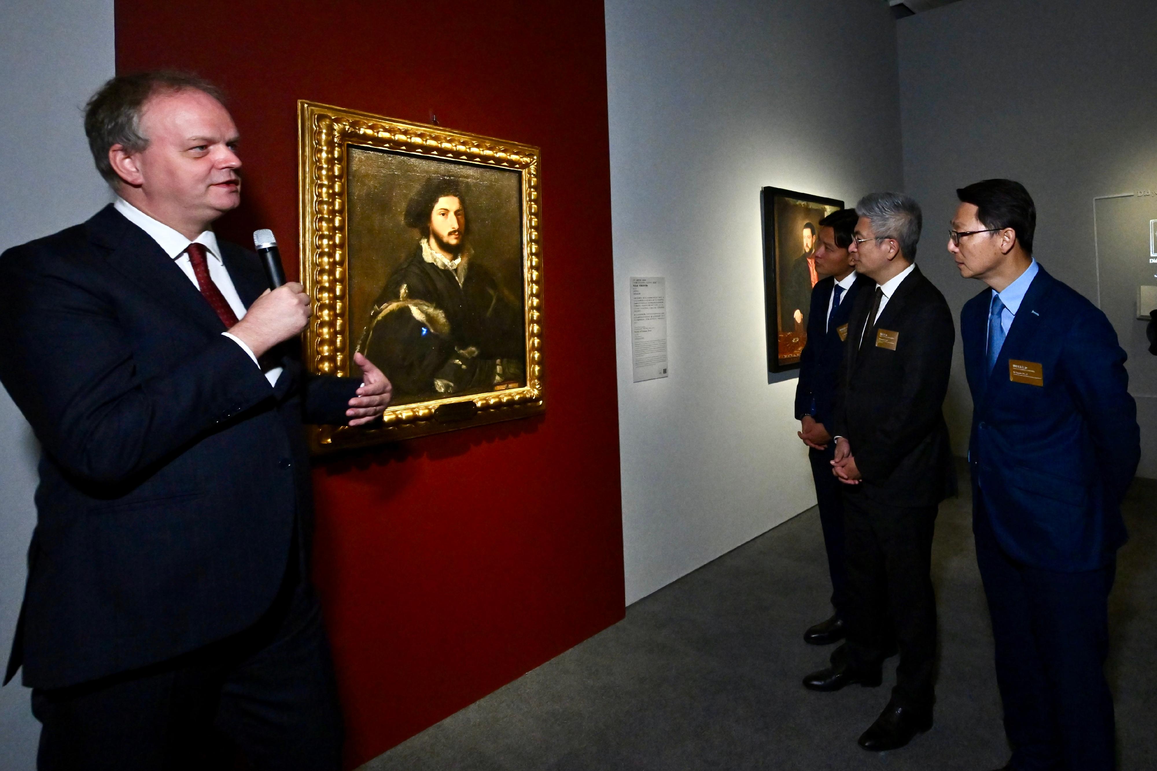 The opening ceremony of "The Hong Kong Jockey Club Series: Titian and the Venetian Renaissance from the Uffizi" exhibition was held at the Hong Kong Museum of Art yesterday (November 2). Picture shows officiating guests (from left) the Director of the Uffizi Galleries in Italy, Professor Eike Schmidt; the Chairman of the Legislative Council Panel on Home Affairs, Culture and Sports, Mr Vincent Cheng; the Acting Secretary for Culture, Sports and Tourism, Mr Raistlin Lau; and the Director of Leisure and Cultural Services, Mr Vincent Liu, touring the exhibition.