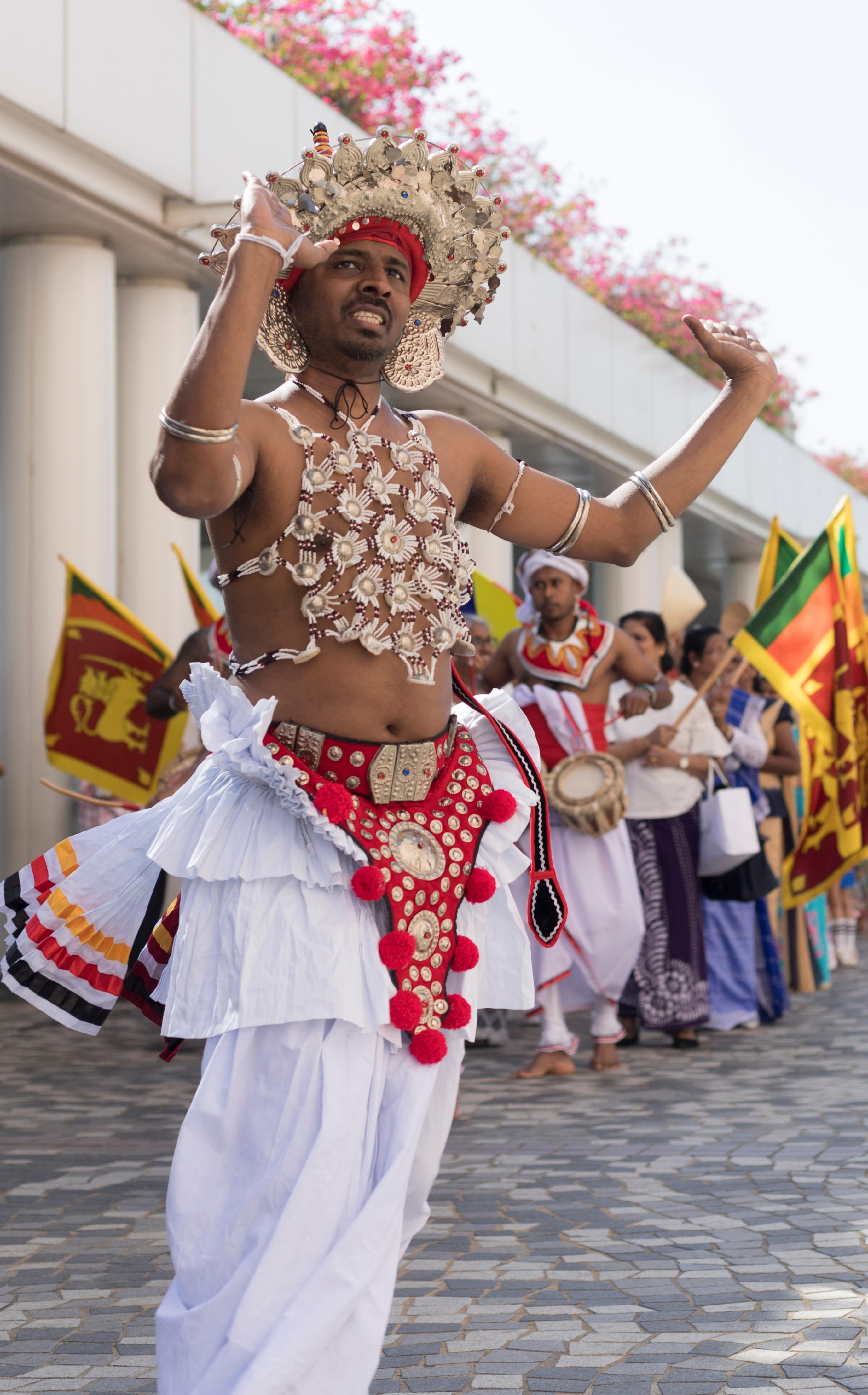 讓市民一睹亞洲多個民族文化色彩的「亞裔藝采」將於十一月十二日（星期日）下午一時至五時在香港文化中心露天廣場及大堂舉行，透過豐富的民族舞、樂器表演、服裝和武術表演，展現亞洲各地的文化和演藝才華。圖示斯里蘭卡康提舞蹈服飾。