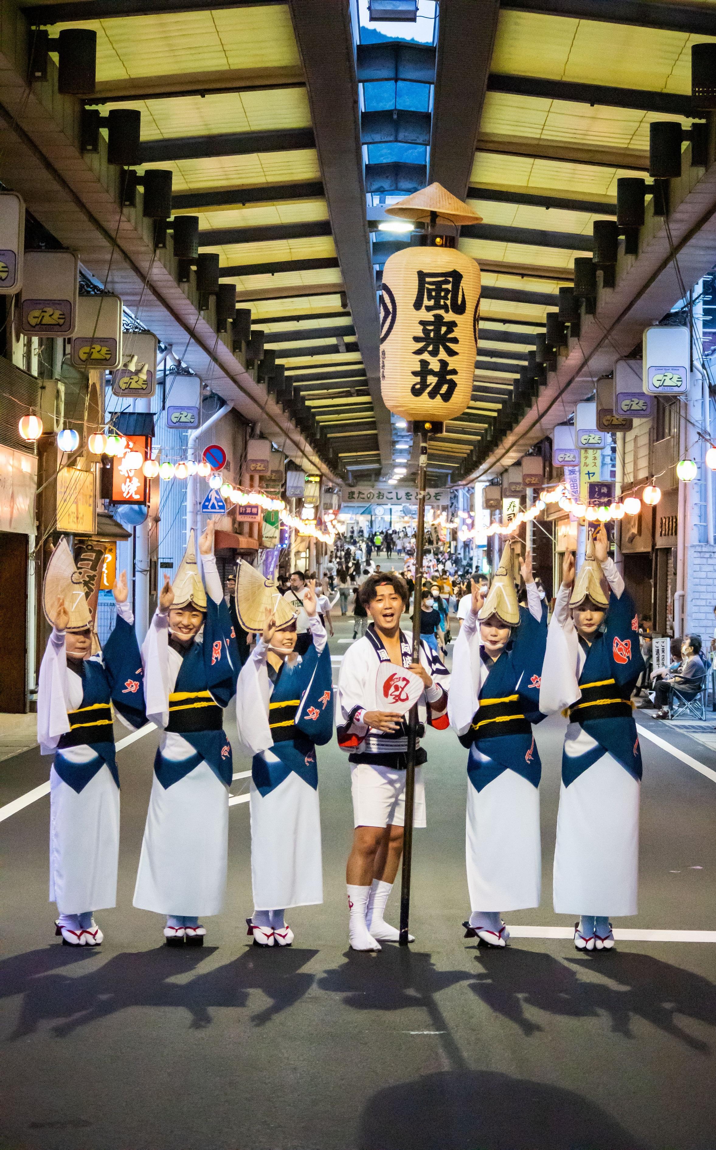 讓市民一睹亞洲多個民族文化色彩的「亞裔藝采」將於十一月十二日（星期日）下午一時至五時在香港文化中心露天廣場及大堂舉行，透過豐富的民族舞、樂器表演、服裝和武術表演，展現亞洲各地的文化和演藝才華。圖示日本德島縣傳統舞蹈服裝。