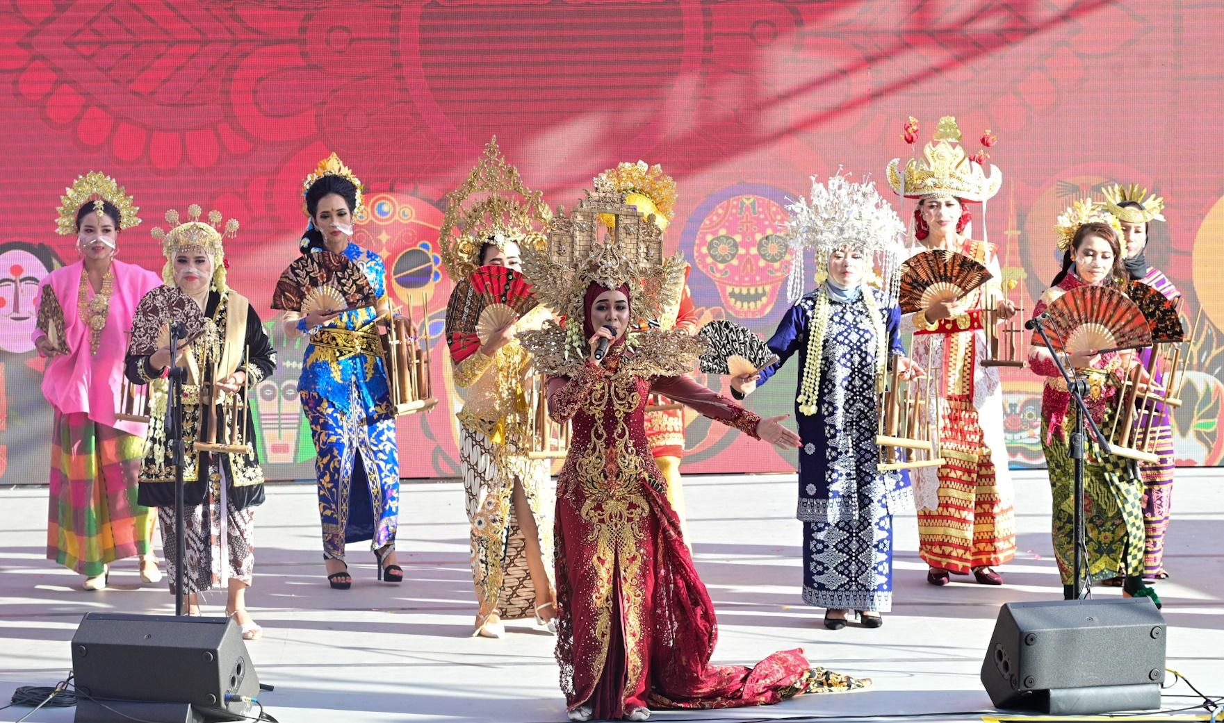 讓市民一睹亞洲多個民族文化色彩的「亞裔藝采」將於十一月十二日（星期日）下午一時至五時在香港文化中心露天廣場及大堂舉行，透過豐富的民族舞、樂器表演、服裝和武術表演，展現亞洲各地的文化和演藝才華。