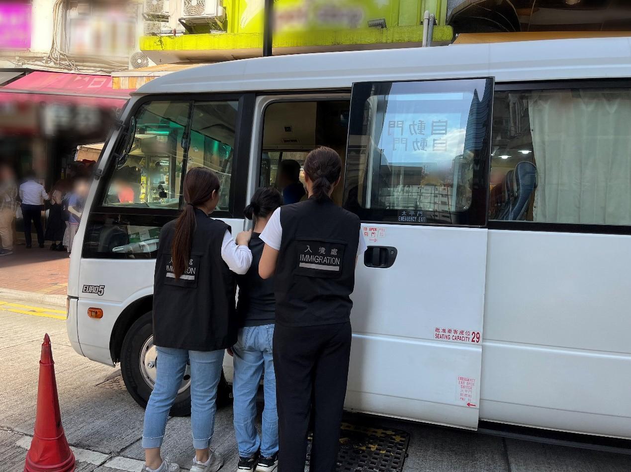 The Immigration Department mounted a series of territory-wide anti-illegal worker operations codenamed "Fastrack", "Lightshadow", "Rally" and "Twilight" and a joint operation with the Hong Kong Police Force codenamed "Windsand" for four consecutive days from October 30 to yesterday (November 2). Photo shows a suspected illegal worker arrested during an operation.