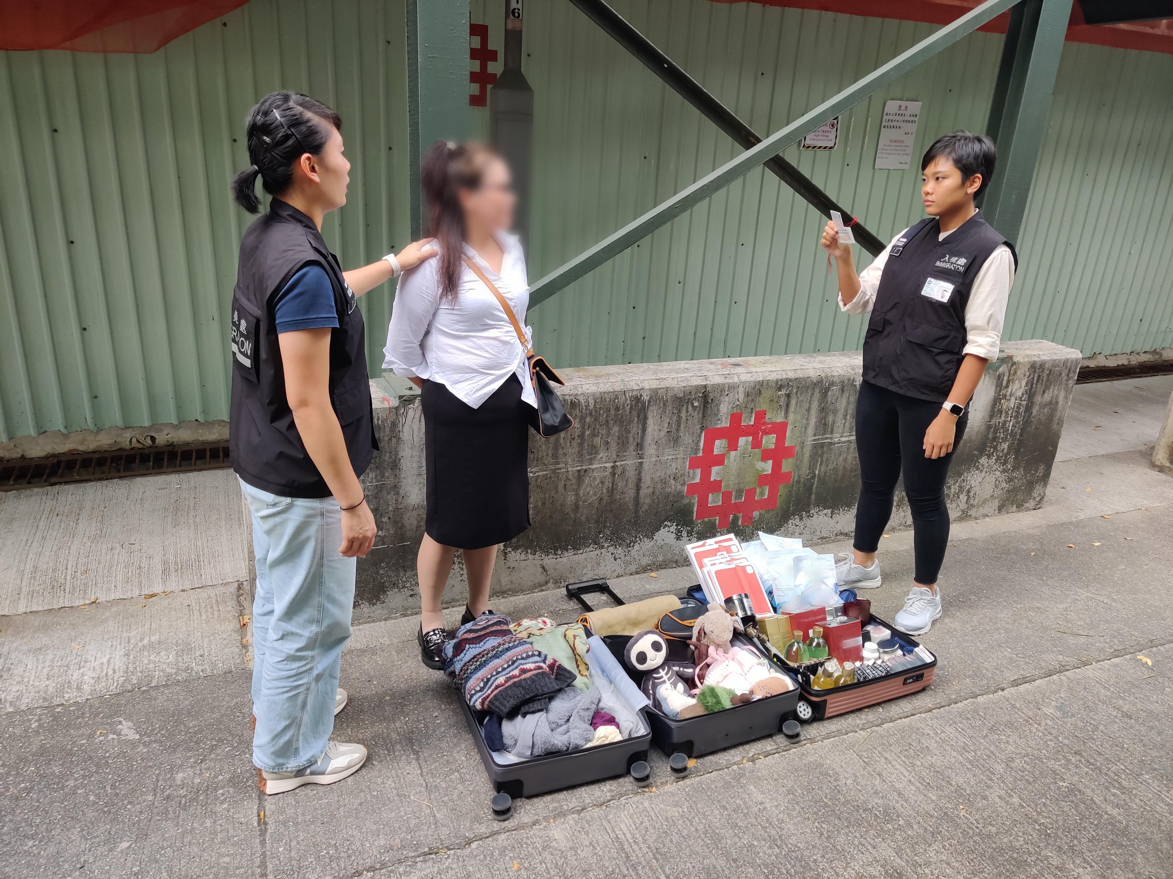 The Immigration Department mounted a series of territory-wide anti-illegal worker operations codenamed "Fastrack", "Lightshadow", "Rally" and "Twilight" and a joint operation with the Hong Kong Police Force codenamed "Windsand" for four consecutive days from October 30 to yesterday (November 2). Photo shows a Mainland visitor involved in suspected illegal parallel trading activities and her goods.