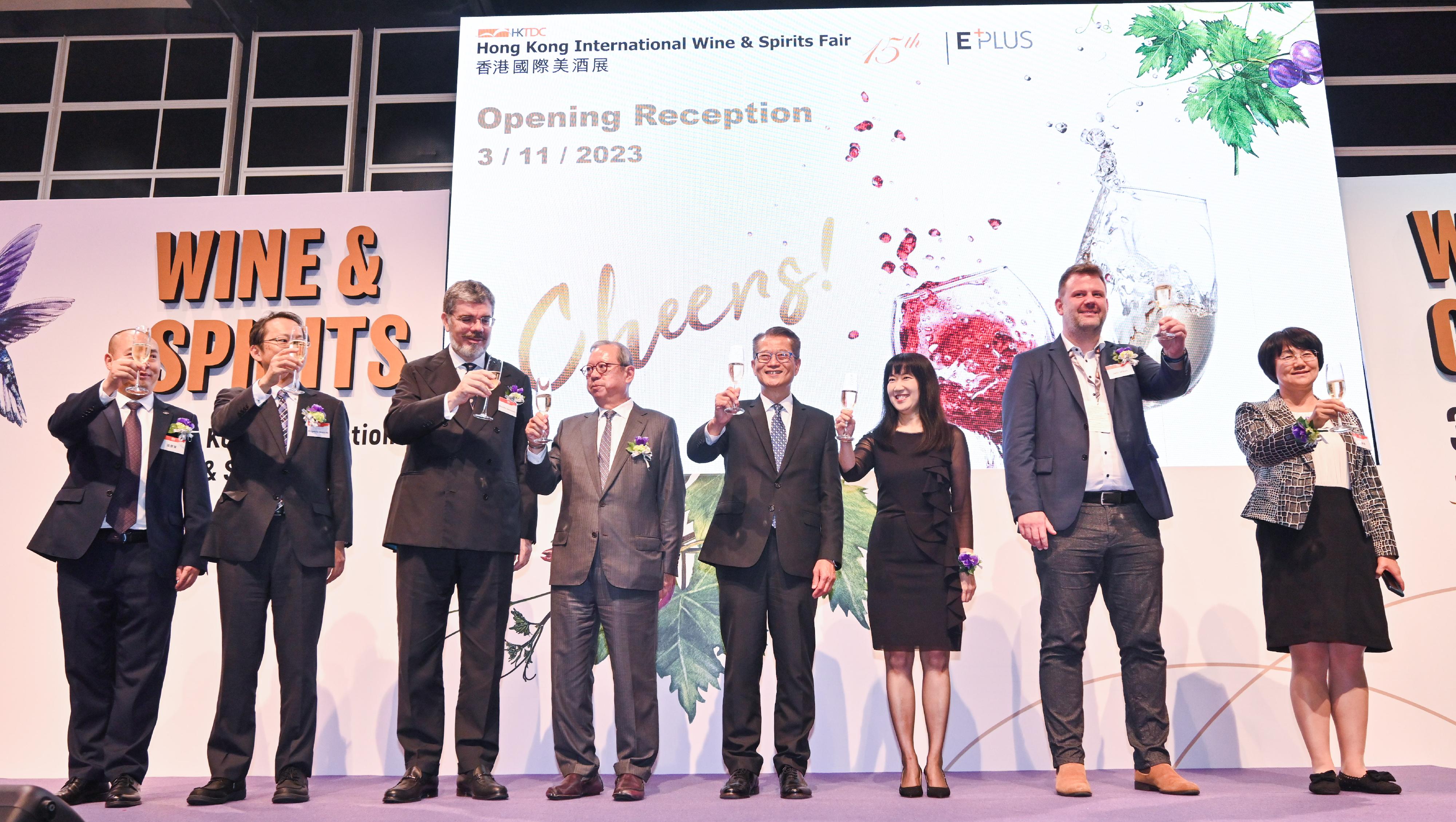 The Financial Secretary, Mr Paul Chan, attended the Hong Kong International Wine & Spirits Fair 2023 today (November 3). Photo shows Mr Chan (fourth right); the Chairman of the Hong Kong Trade Development Council, Dr Peter Lam (fourth left); the Executive Director of the Hong Kong Trade Development Council, Ms Margaret Fong (third right), and other guests proposing a toast.