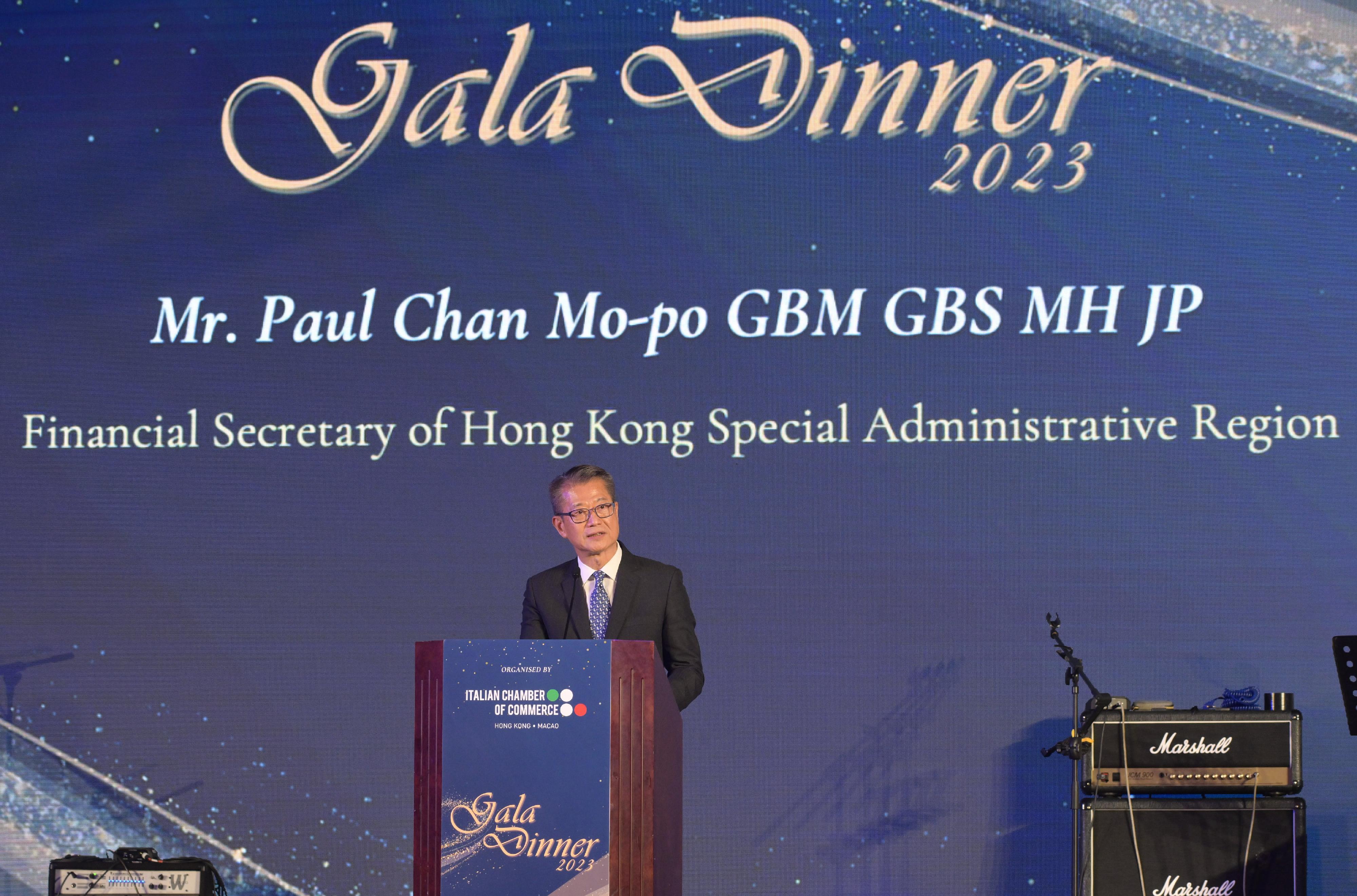 The Financial Secretary, Mr Paul Chan, attended the Italian Chamber of Commerce Gala Dinner today (November 3). Photo shows Mr Chan giving a speech during the dinner.
