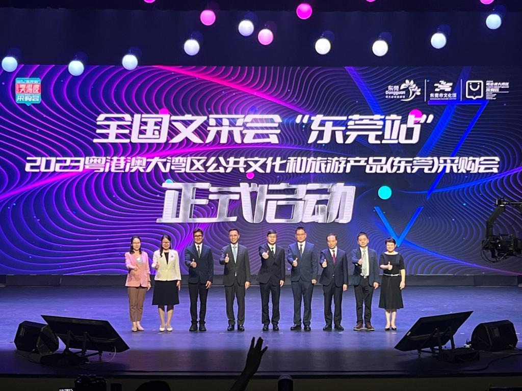 The Secretary for Culture, Sports and Tourism, Mr Kevin Yeung (fourth left), yesterday (November 3) attended the opening ceremony of the 2023 Guangdong-Hong Kong-Macao Greater Bay Area Public Culture and Tourism Products Sourcing Fair (Dongguan) in Dongguan.