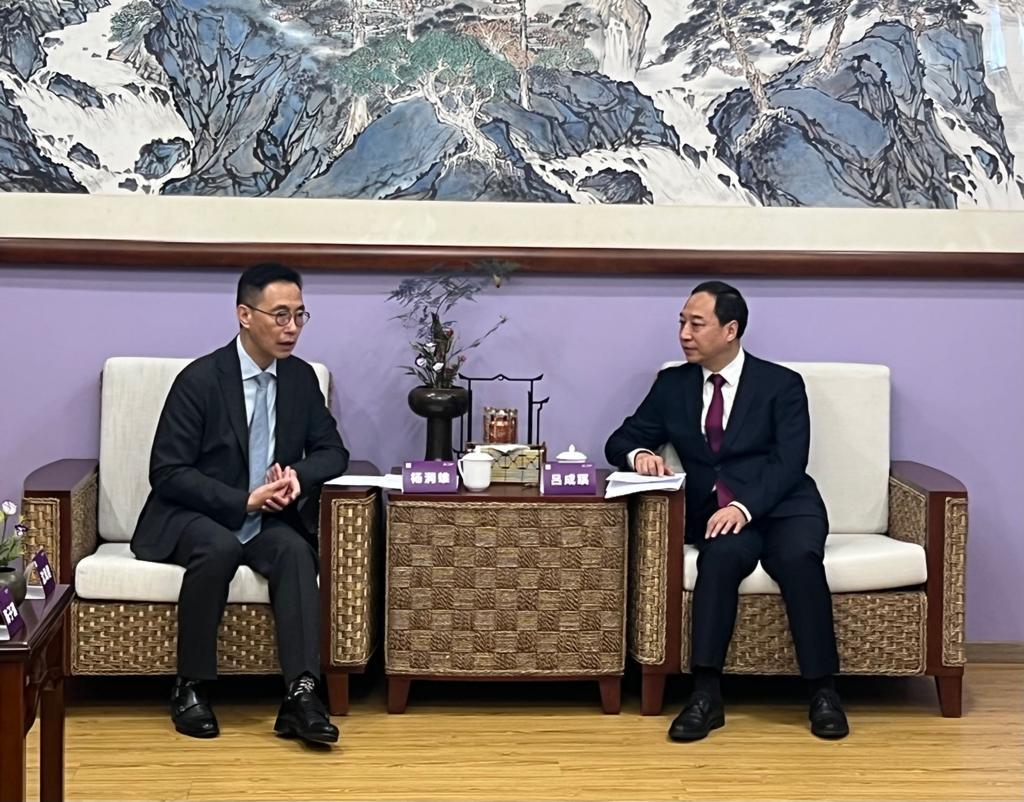 The Secretary for Culture, Sports and Tourism, Mr Kevin Yeung (left) yesterday (November 3) met with the Mayor of the Dongguan Municipal Government, Mr Lyu Chengxi (right), in Dongguan to explore co-operation opportunities.