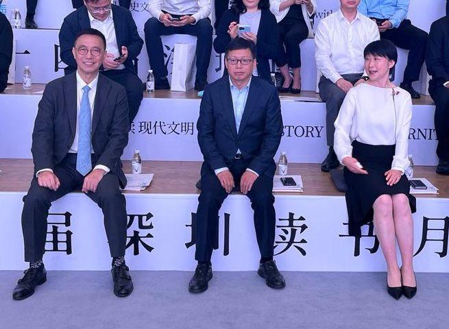 The Secretary for Culture, Sports and Tourism, Mr Kevin Yeung (left), today (November 4) attended the opening ceremony of the 24th Shenzhen Reading Month in Shenzhen. The Director of the Publishing Bureau of the Publicity Department of the Communist Party of China Central Committee, Mr Feng Shixin (centre), also attended the event.
