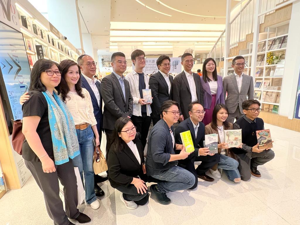 The Secretary for Culture, Sports and Tourism, Mr Kevin Yeung (back row, third right) today (November 4) attended the opening ceremony of the 24th Shenzhen Reading Month in Shenzhen and exchanged views with representatives of Hong Kong authors.
