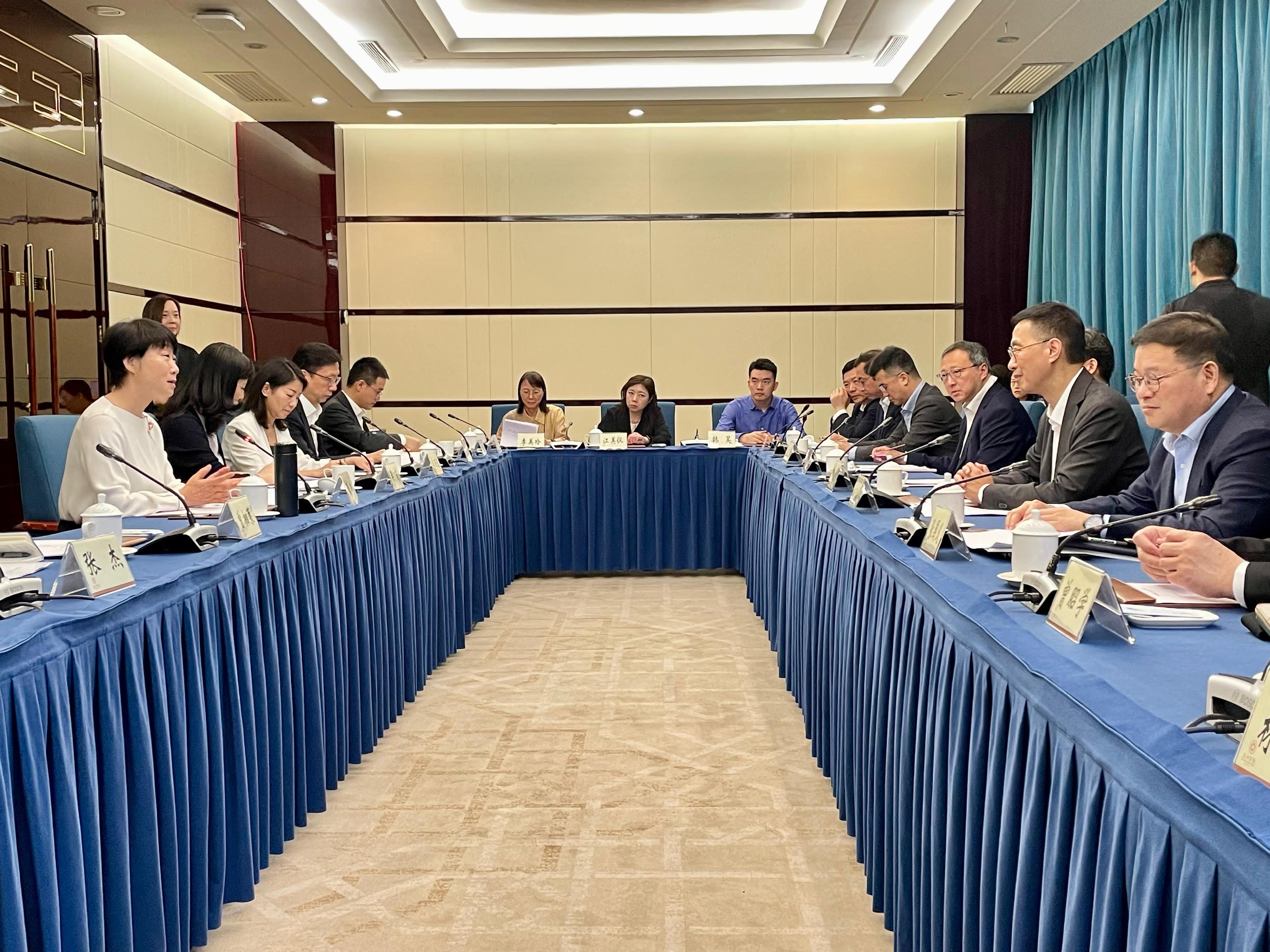 The Secretary for Culture, Sports and Tourism, Mr Kevin Yeung (second right), today (November 4) attended a seminar on reading for all in Shenzhen.