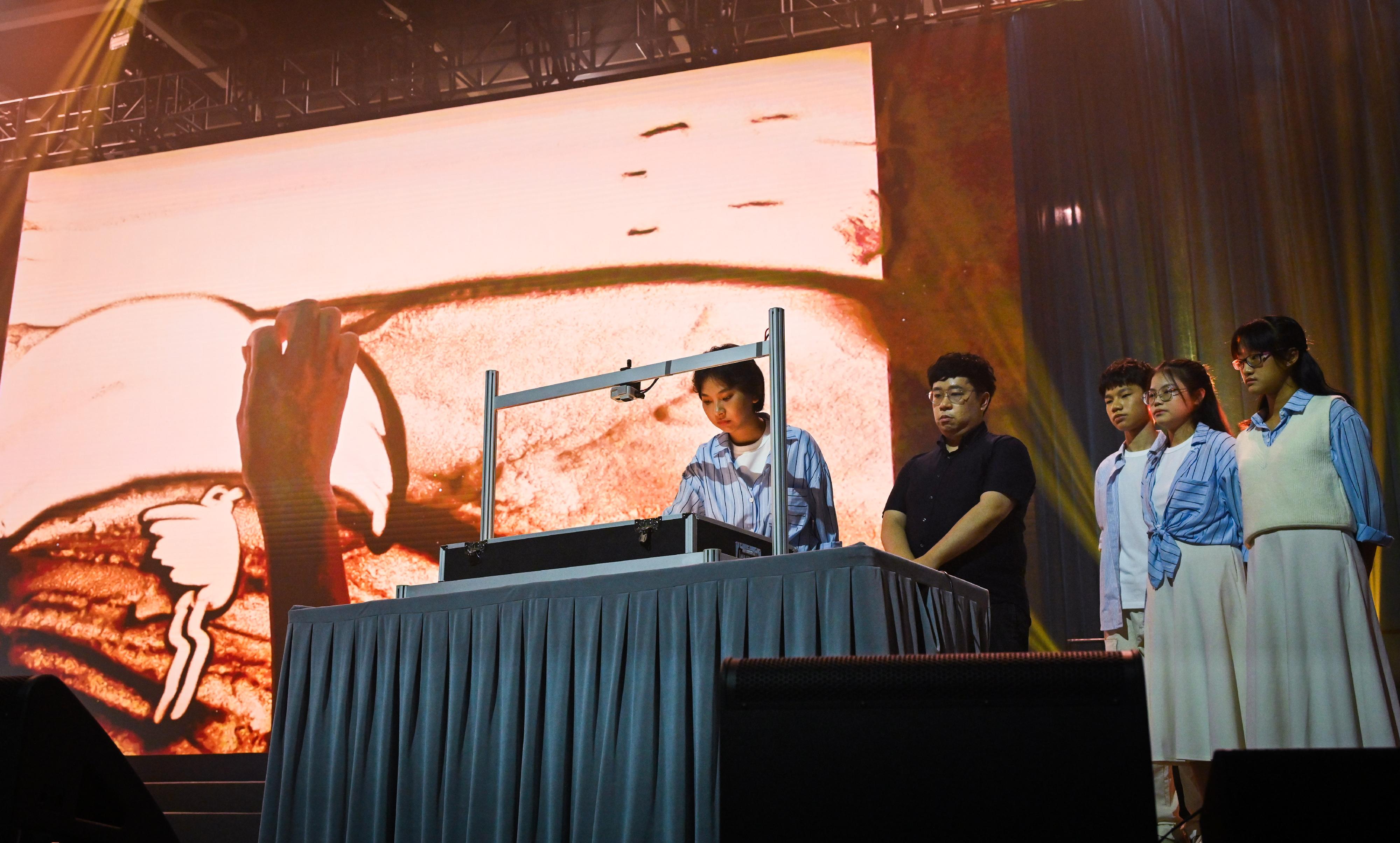 政務司司長陳國基今日（十一月四日）出席「共創明『Teen』計劃」畢業典禮。圖示學員在典禮上表演，展現才能。