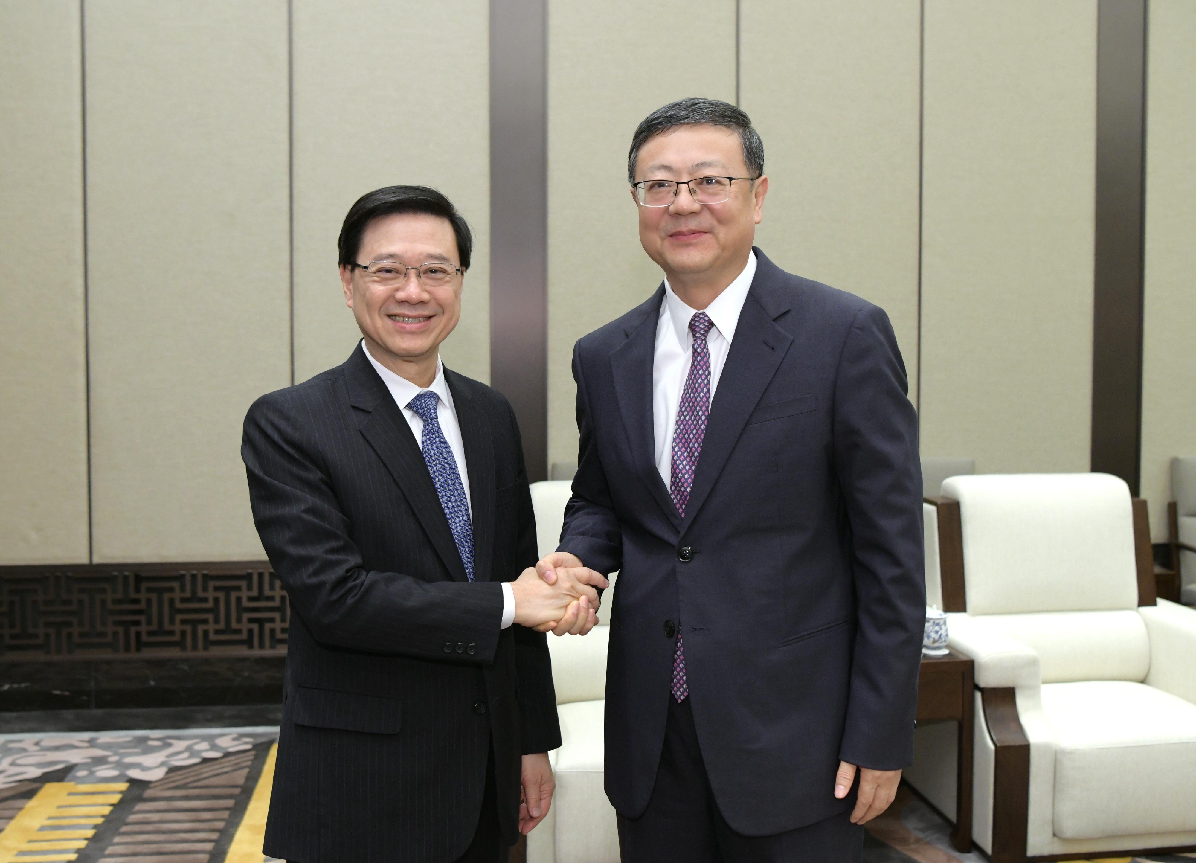 The Chief Executive, Mr John Lee, met with the Secretary of the CPC Shanghai Municipal Committee, Mr Chen Jining, and the Mayor of Shanghai, Mr Gong Zheng, in Shanghai today (November 4). Photo shows Mr Lee (left) shaking hands with Mr Chen (right) before the meeting. 