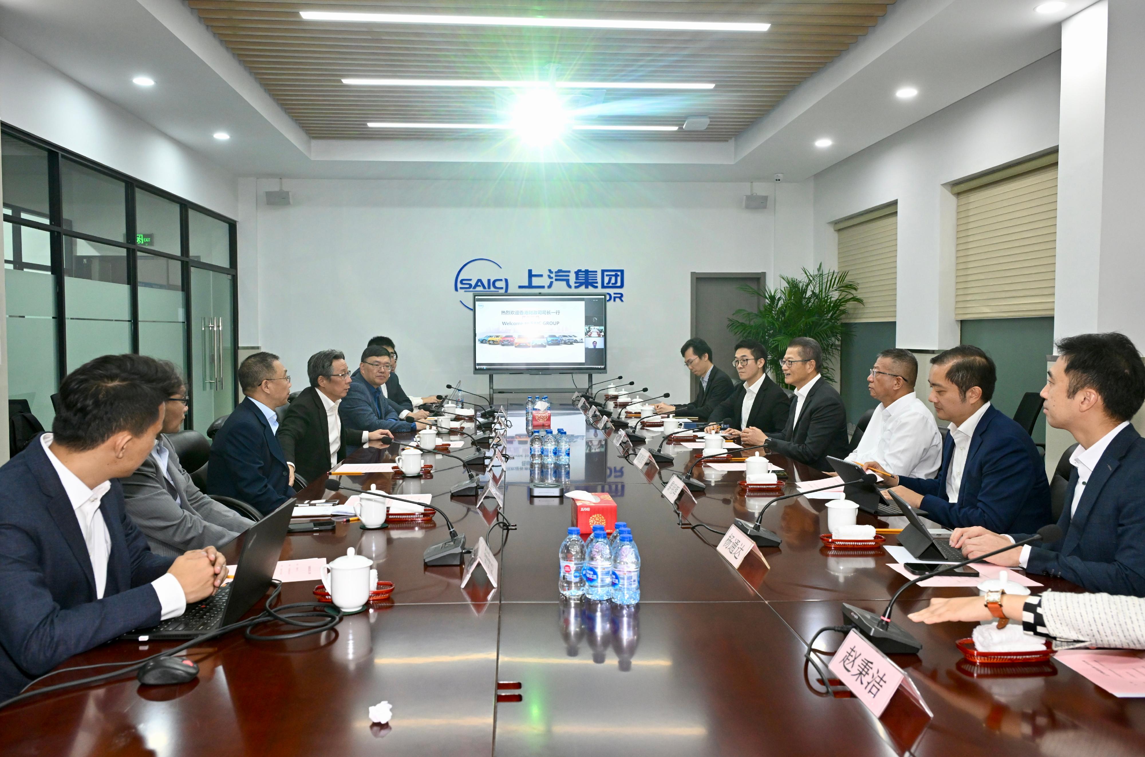 The Financial Secretary, Mr Paul Chan, visited SAIC Group in Shanghai today (November 4). Photo shows Mr Chan (fourth right) meeting with SAIC Group President’s Assistant and General Manager of SAIC Group's International Business, Mr Yu De (fourth left), to learn more about the group’s business and its business expansion plans.