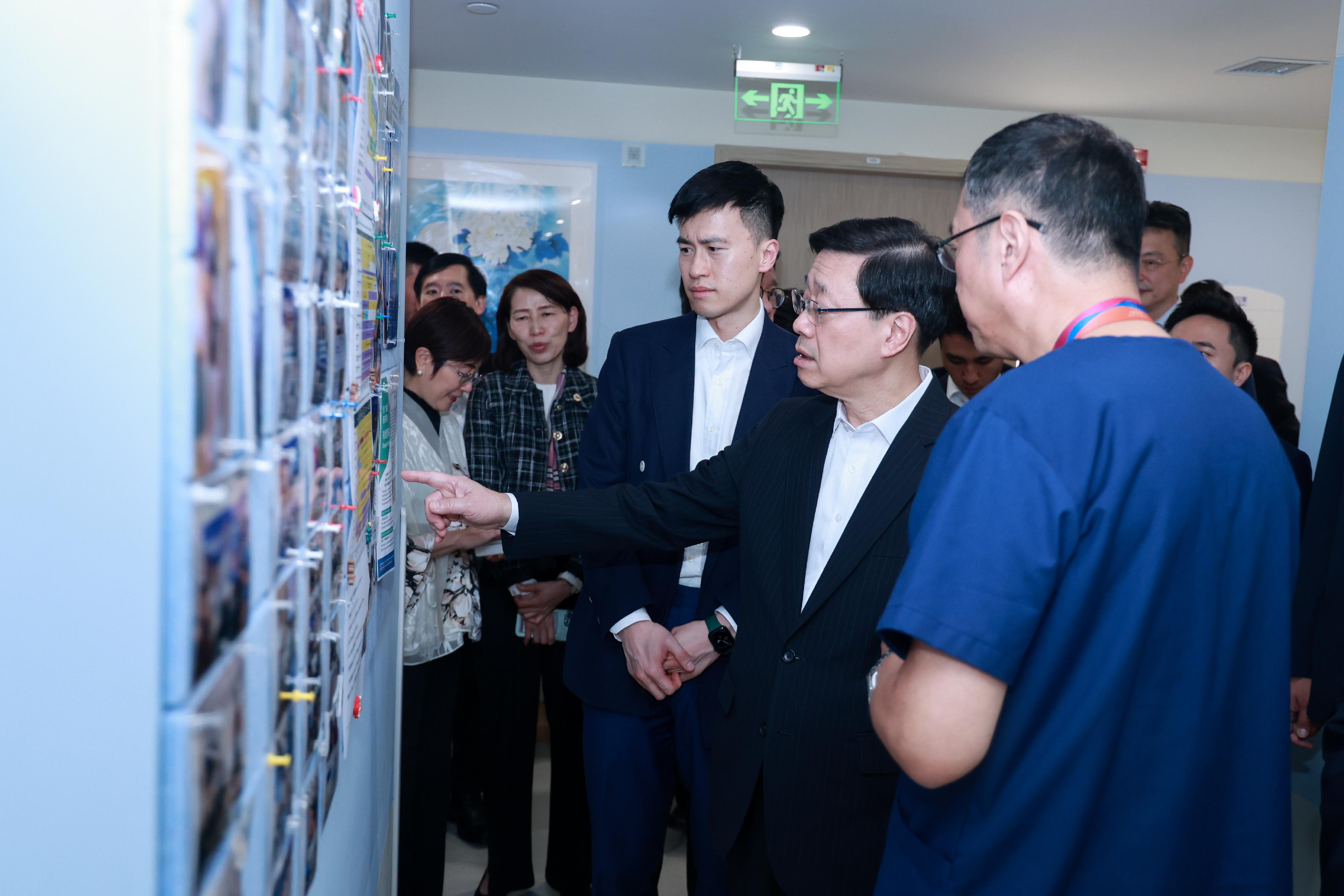 The Chief Executive, Mr John Lee, visited the Shanghai United Family Hospital (ChangNing) today (November 4). Photo shows Mr Lee (second right) receiving a briefing on the operation of the hospital. 