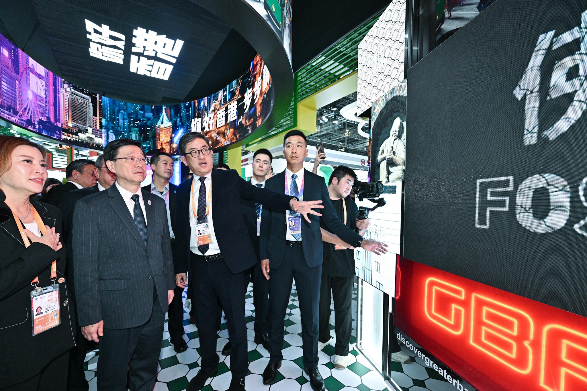 行政長官李家超今日（十一月五日）在上海參觀第六屆中國國際進口博覽會香港展示區。圖示李家超（左二）與參展商交流。