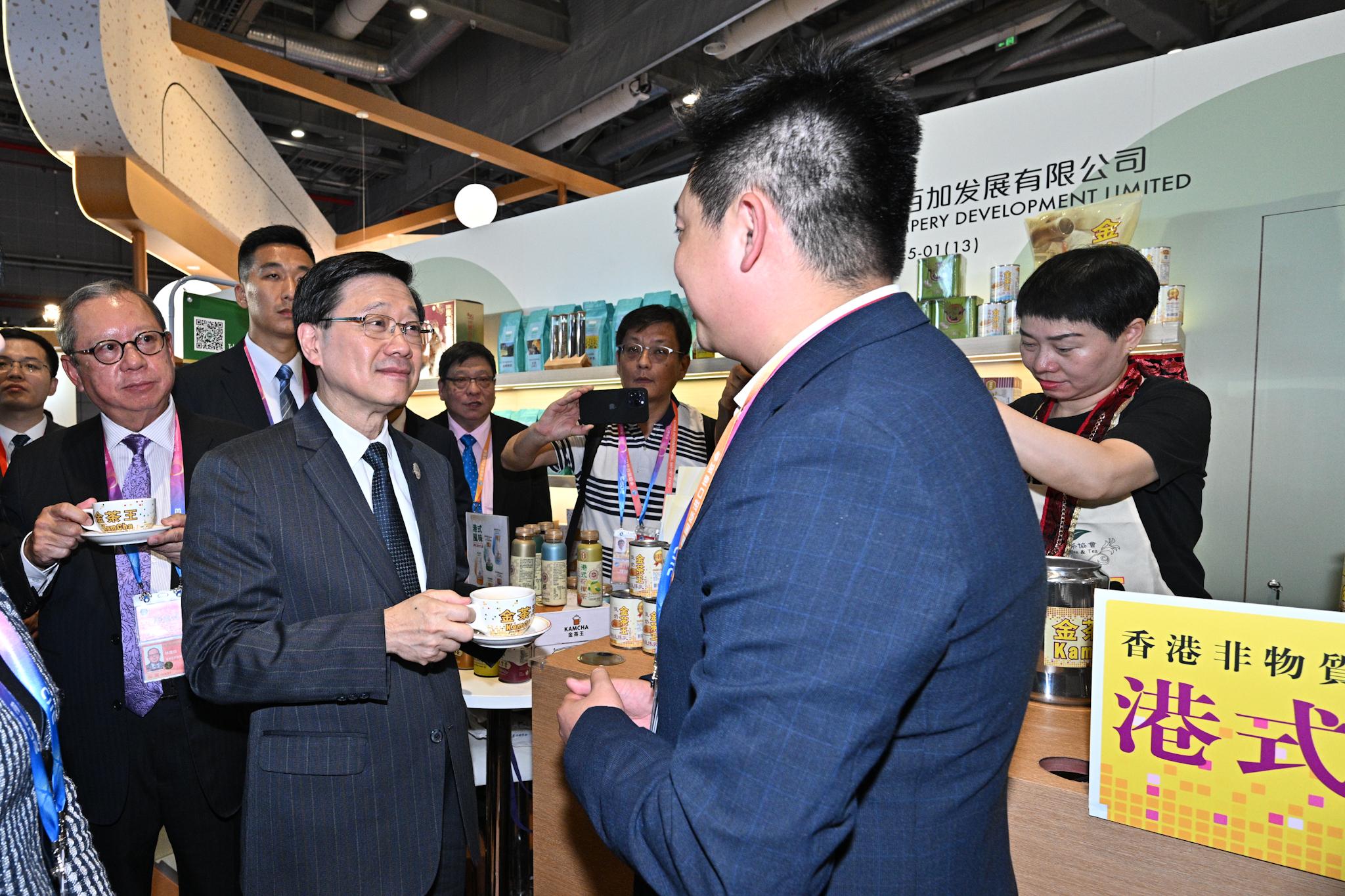 行政長官李家超今日（十一月五日）在上海參觀第六屆中國國際進口博覽會香港展示區。圖示李家超（左四）與參展商交流。