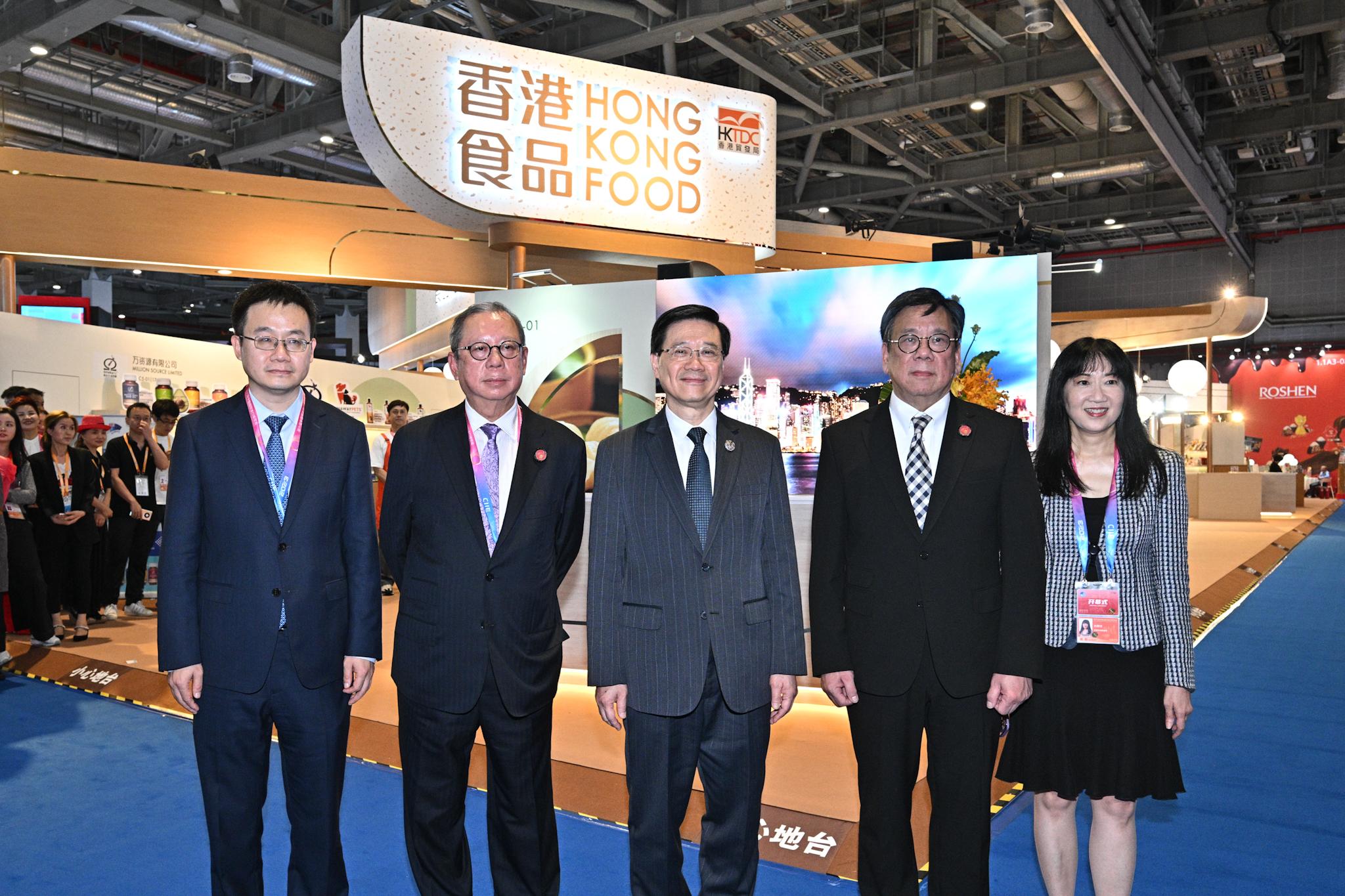 The Chief Executive, Mr John Lee, visited the Hong Kong Exhibition Area of the sixth China International Import Expo in Shanghai today (November 5). Photo shows Mr Lee (centre); the Secretary for Commerce and Economic Development, Mr Algernon Yau (second right); the Chairman of the Hong Kong Trade Development Council (HKTDC), Dr Peter Lam (second left); and the Executive Director of the HKTDC, Ms Margaret Fong (first right), at the Hong Kong Product Pavilion.