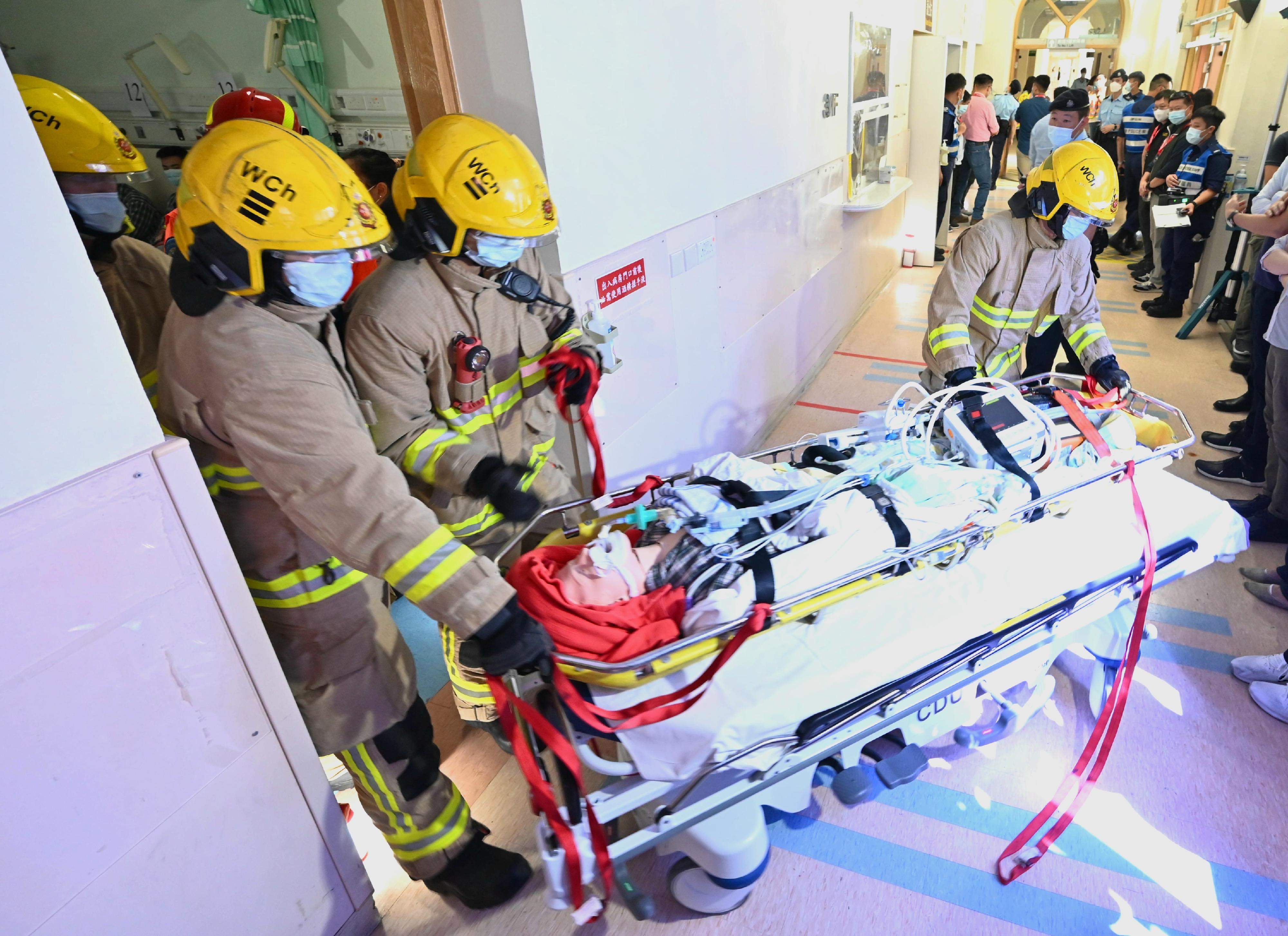 警务处港岛总区今日（十一月五日）上午联同医院管理局、消防处、运输署、机电工程署、地政总署以及香港电灯有限公司在跑马地东华东院举行代号「舞凤」的跨部门重大事故演习 ，以应对大规模停电事故。图示人员协助病人转移至其他医院。