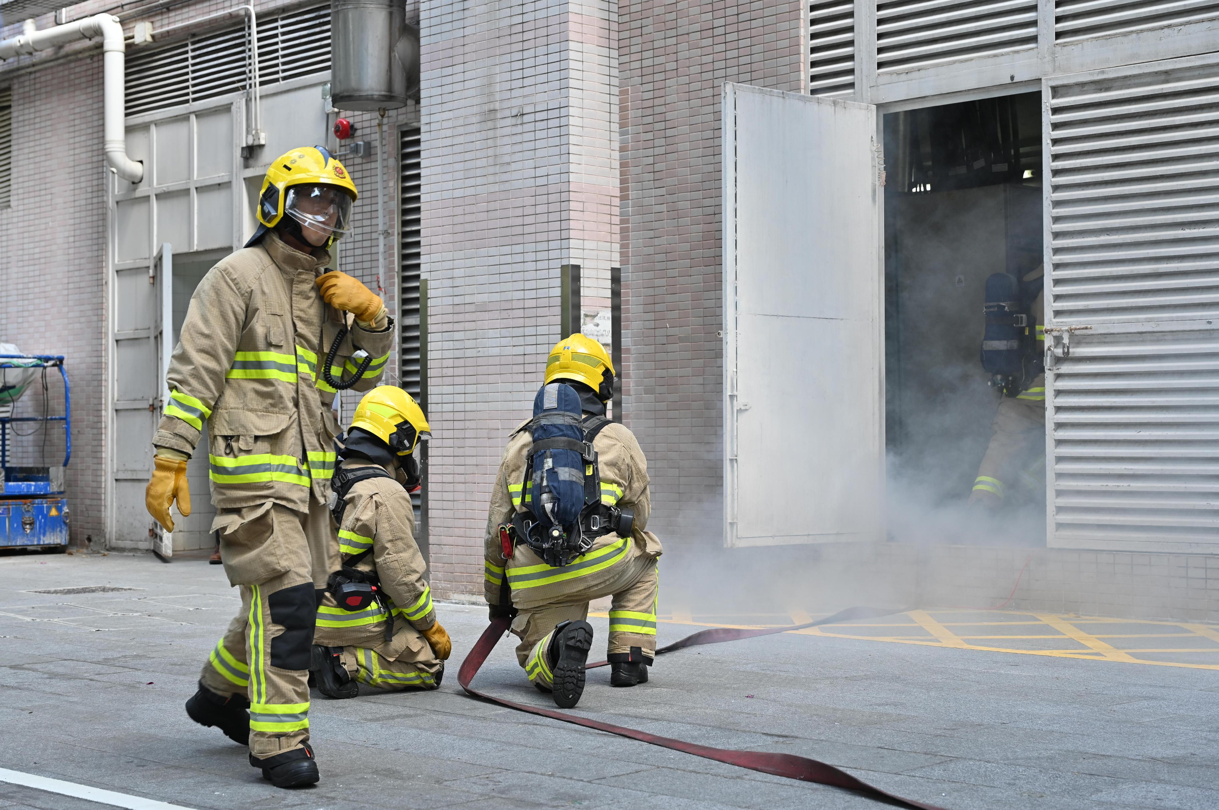 Police Hong Kong Island Regional Headquarters, together with the Hospital Authority, the Fire Services Department, the Transport Department, the Electrical and Mechanical Services Department, the Lands Department and the Hongkong Electric Company, Limited, conducted an inter-departmental major incident exercise codenamed "PHOENIXSPIN" this morning (November 5) in Tung Wah Eastern Hospital, Happy Valley to enhance the capabilities in handling a large-scale power outage in the area. Picture shows FSD personnel handling a smoke found case of backup generators in the hospital.