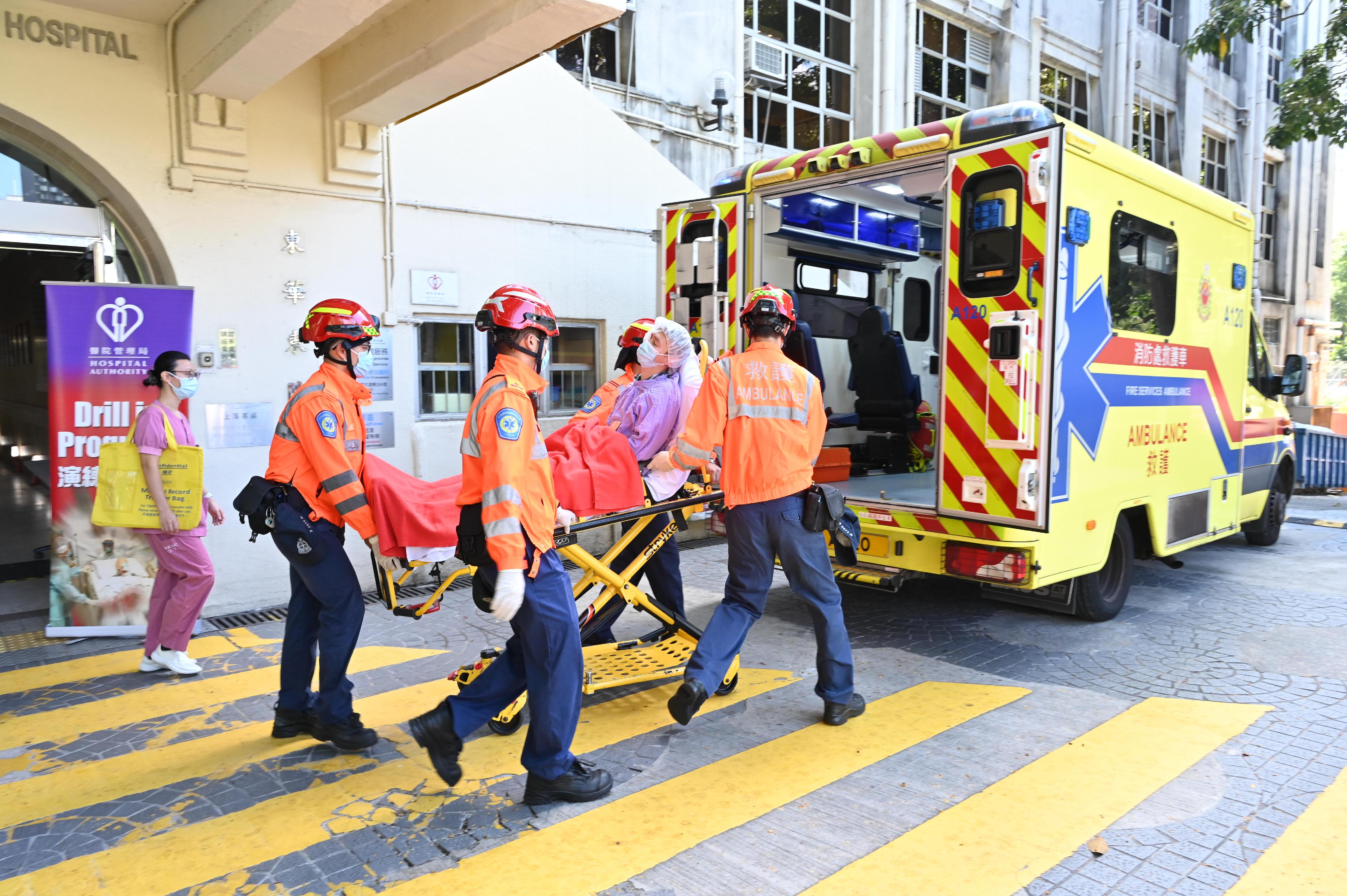 Police Hong Kong Island Regional Headquarters, together with the Hospital Authority, the Fire Services Department, the Transport Department, the Electrical and Mechanical Services Department, the Lands Department and the Hongkong Electric Company, Limited, conducted an inter-departmental major incident exercise codenamed "PHOENIXSPIN" this morning (November 5) in Tung Wah Eastern Hospital, Happy Valley to enhance the capabilities in handling a large-scale power outage in the area. Picture shows officers assisting patients to transfer to another hospital.