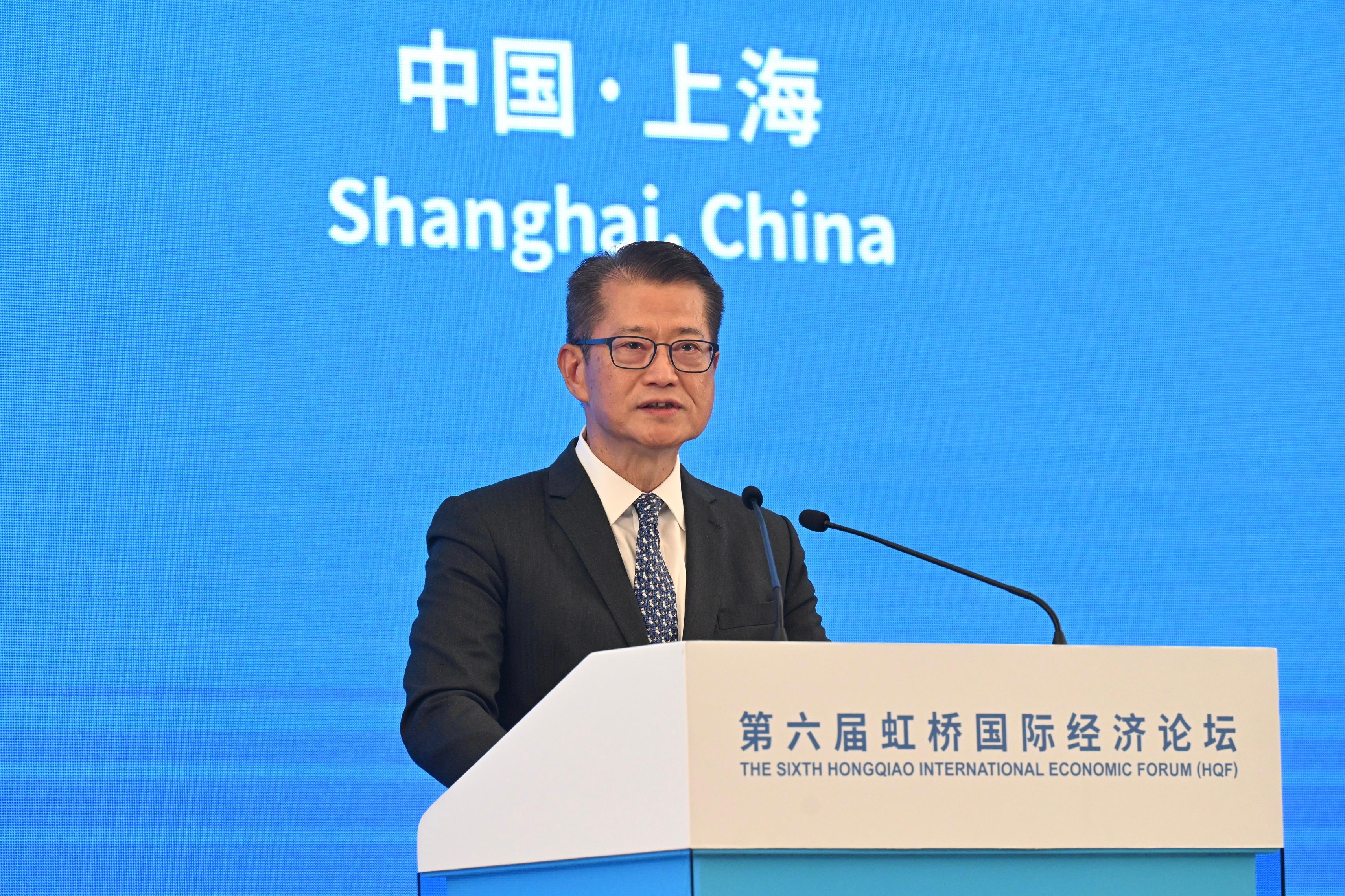 財政司司長陳茂波今日（十一月五日）在上海出席虹橋國際經濟論壇的「金融活水聚力服務實體經濟」分論壇。圖示陳茂波在論壇上致辭。