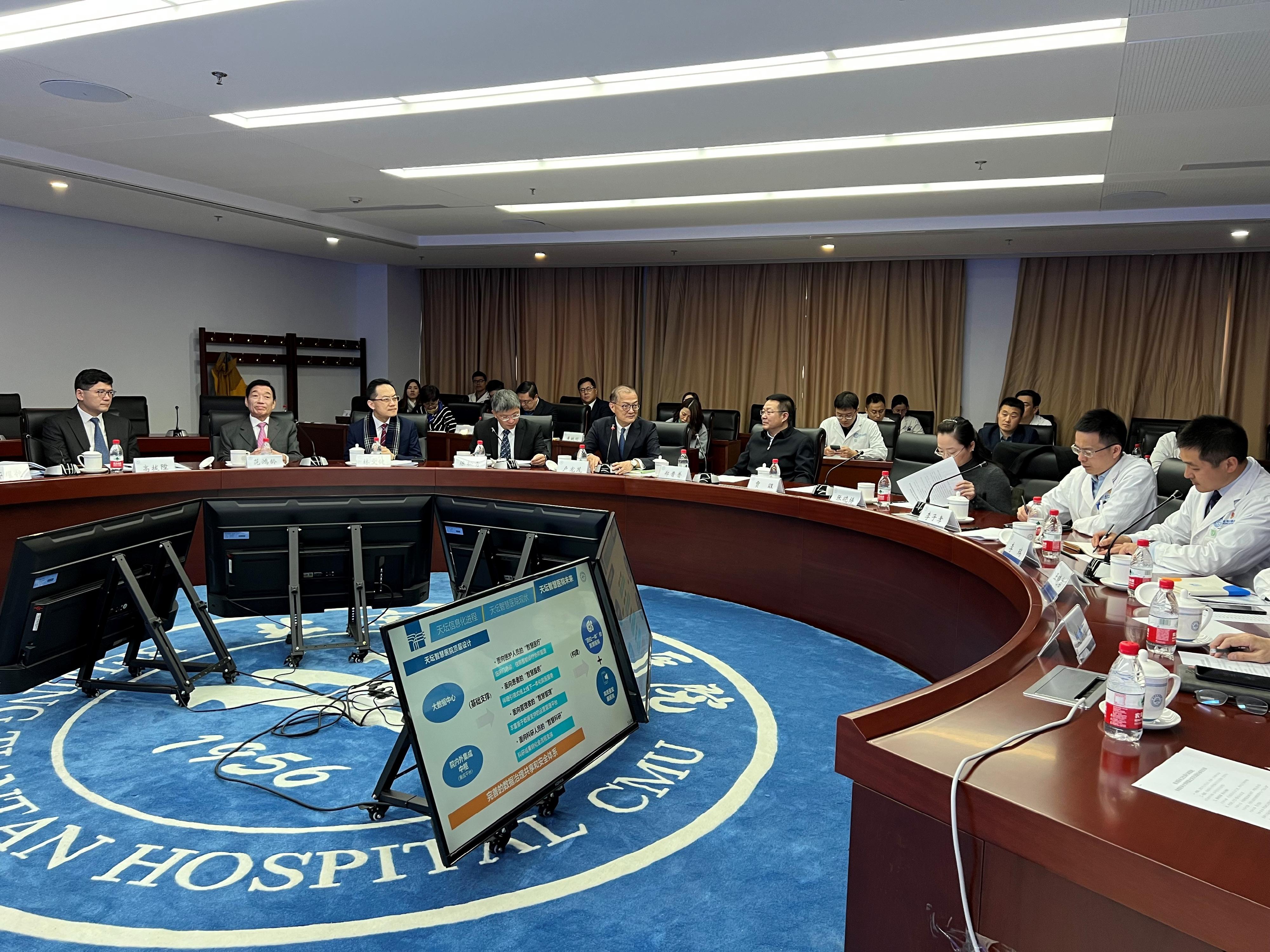 The Secretary for Health, Professor Lo Chung-mau; started a three-day visit to Beijing today (November 6). He visited Beijing Tiantan Hospital affiliated to Capital Medical University this morning to learn about the hospital’s latest moves in fostering smart hospital development. Photo shows Professor Lo (front row, centre) exchanging views with staff members of the hospital at the Beijing Tiantan Hospital Intelligent Management Center. Next to him are the Permanent Secretary for Health, Mr Thomas Chan (front row, fourth left); the Director of Health, Dr Ronald Lam (front row, third left); the Chairman of the Hospital Authority (HA), Mr Henry Fan (front row, second left); and the Chief Executive of the HA, Dr Tony Ko (front row, first left).