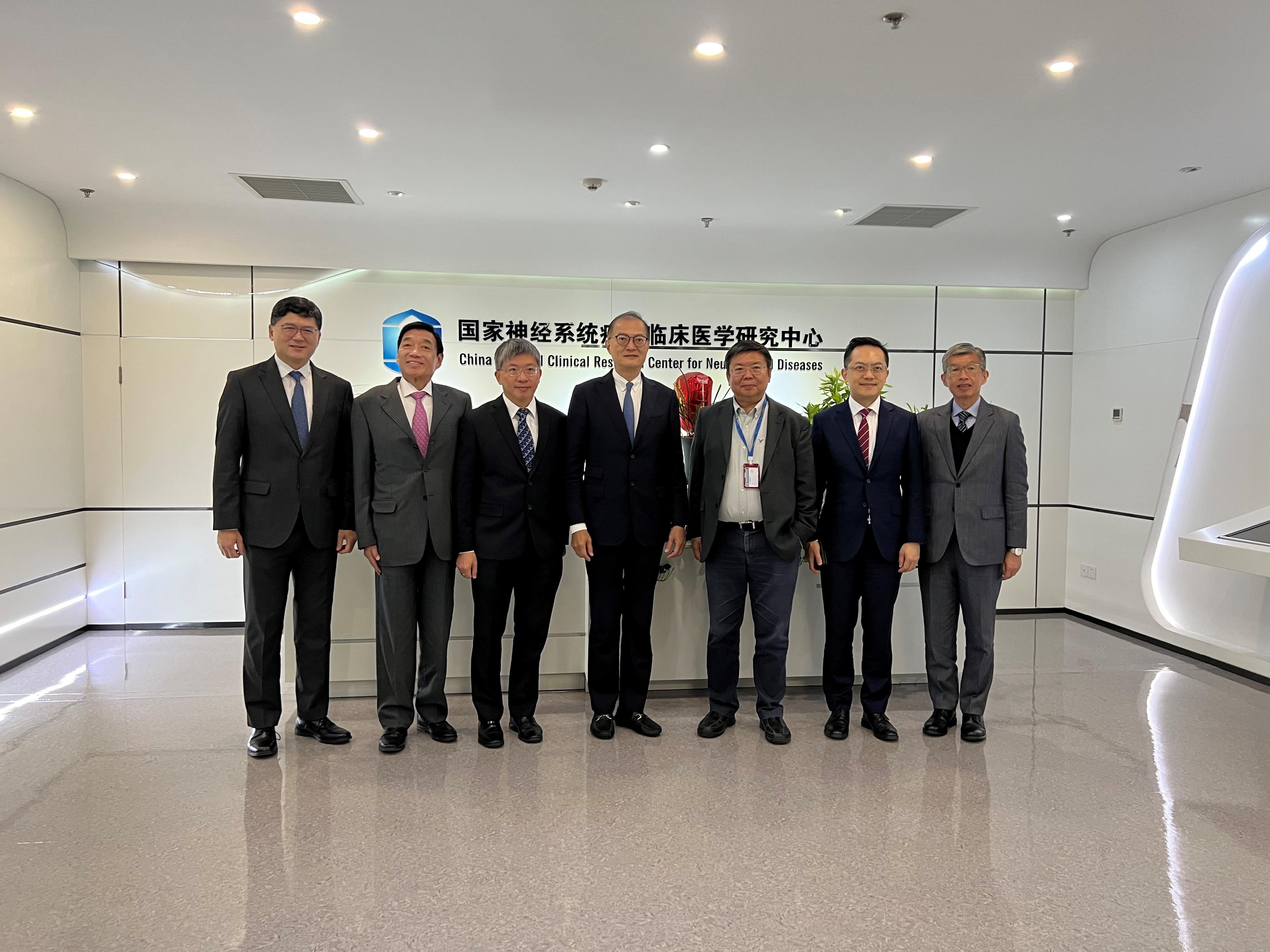 The Secretary for Health, Professor Lo Chung-mau, visited Beijing Tiantan Hospital affiliated to Capital Medical University this morning (November 6). Photo shows Professor Lo (centre) and his delegation, including the Permanent Secretary for Health, Mr Thomas Chan (third left); the Director of Health, Dr Ronald Lam (second right); the Chairman of the Hospital Authority (HA), Mr Henry Fan (second left); and the Chief Executive of the HA, Dr Tony Ko (first left), visiting the China National Clinical Research Center for Neurological Diseases located at the hospital.