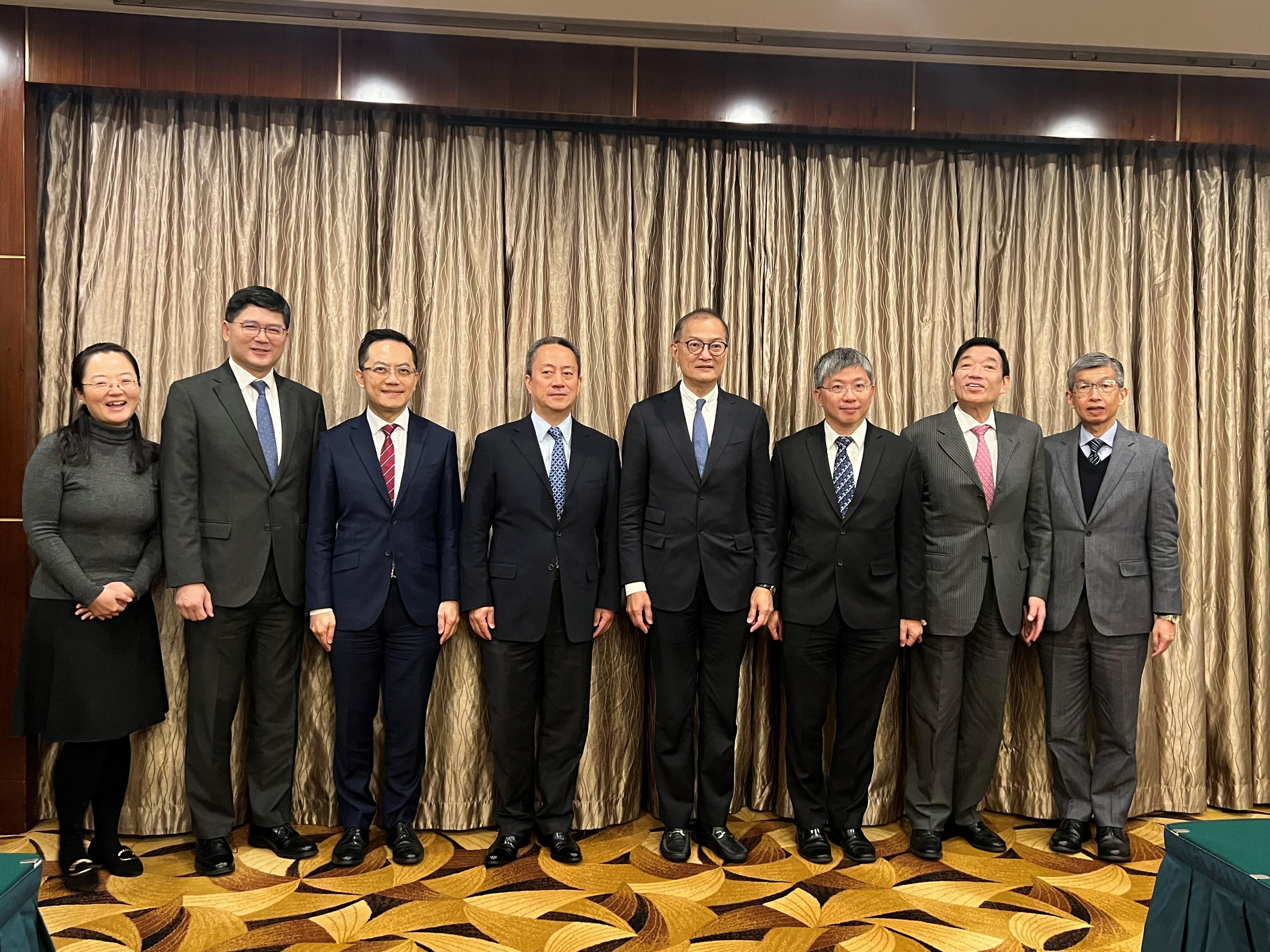 The Secretary for Health, Professor Lo Chung-mau, met with the Deputy Director General of the Office of Hong Kong, Macao and Taiwan Affairs of the National Health Commission, Mr He Shaohua, in Beijing this morning (November 6). Photo shows Professor Lo (fourth right); Mr He (fourth left); the Permanent Secretary for Health, Mr Thomas Chan (third right); the Director of Health, Dr Ronald Lam (third left); the Chairman of the Hospital Authority (HA), Mr Henry Fan (second right); and the Chief Executive of the HA, Dr Tony Ko (second left) after the meeting.