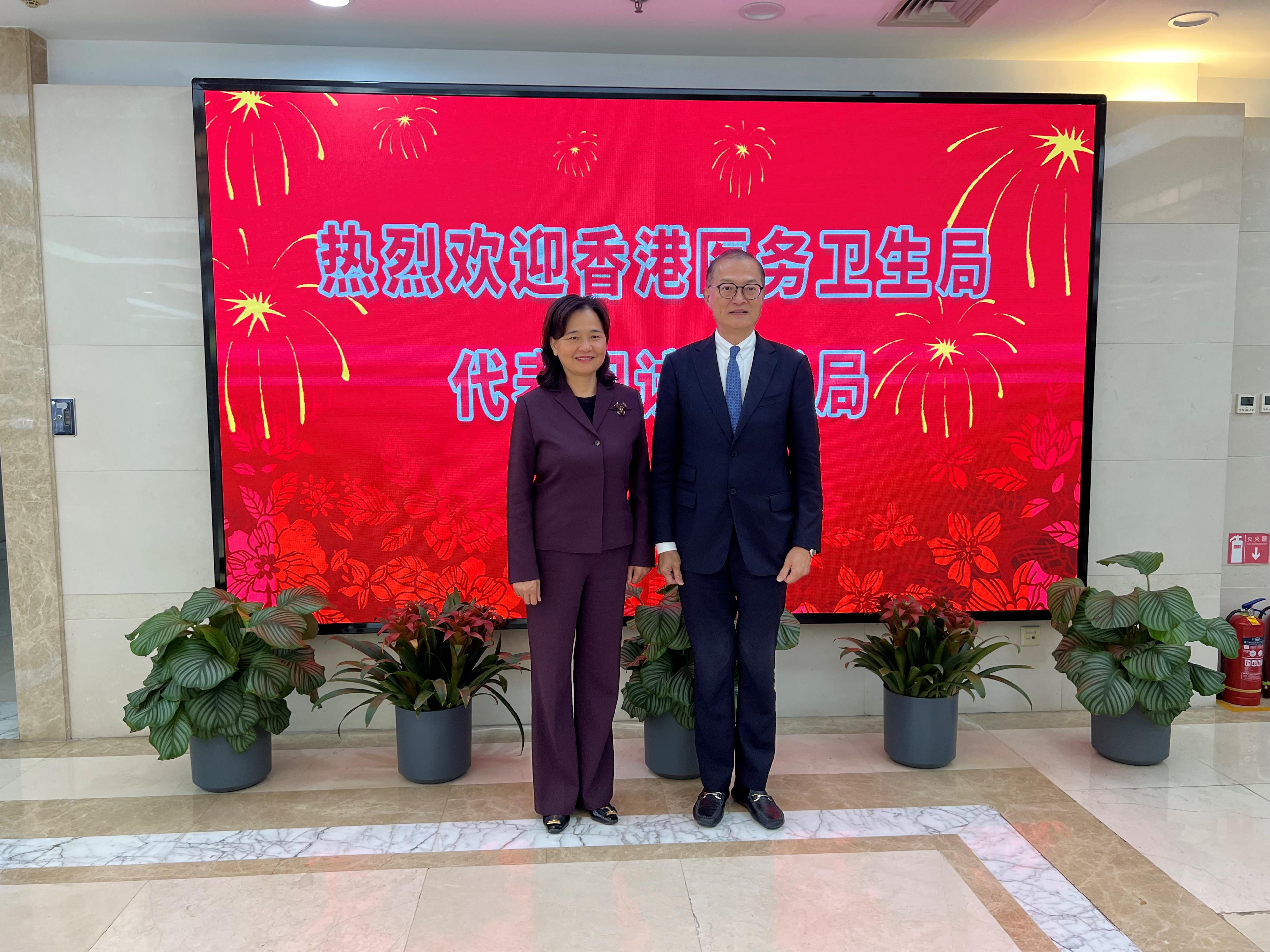 醫務衞生局局長盧寵茂教授（右）今日（十一月七日）在北京與國家中醫藥管理局黨組書記、局長余艷紅教授（左）會面。