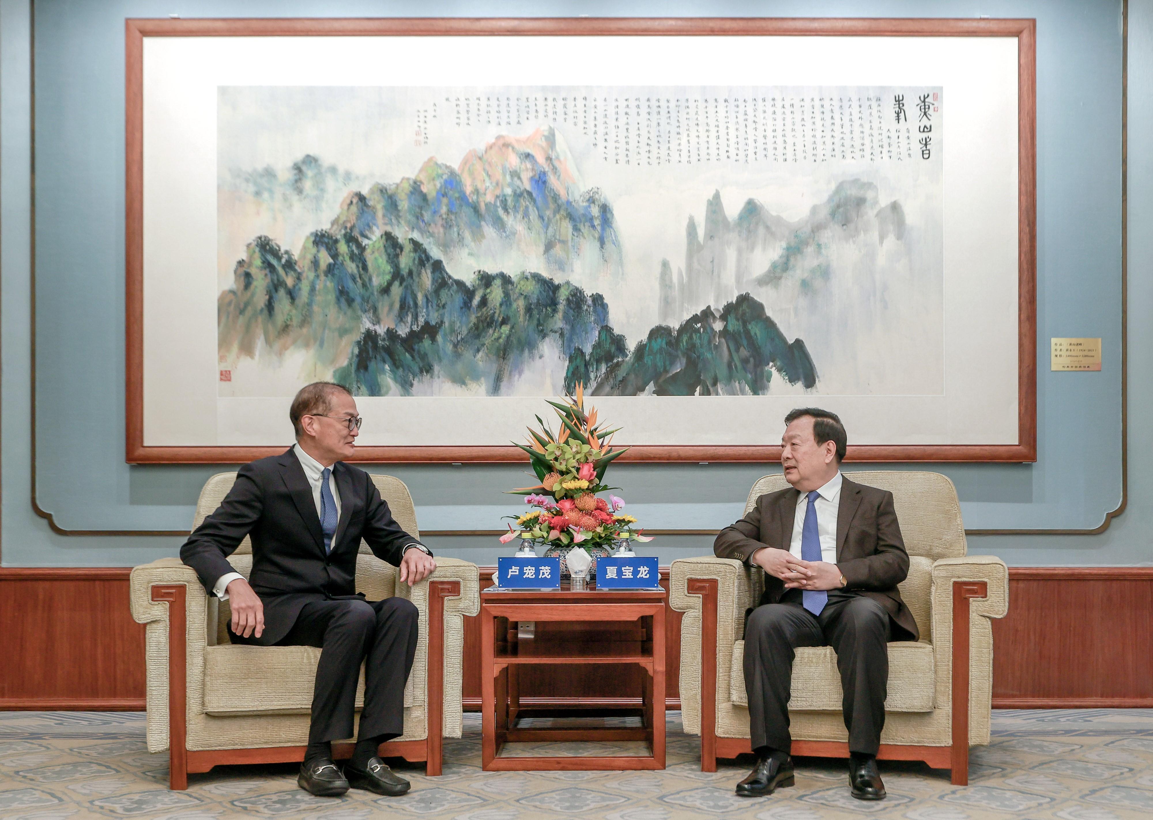The Secretary for Health, Professor Lo Chung-mau (left), calls on the Director of the Hong Kong and Macao Affairs Office of the State Council, Mr Xia Baolong (right), in Beijing today (November 7) to introduce to him the overview of Hong Kong’s healthcare system.