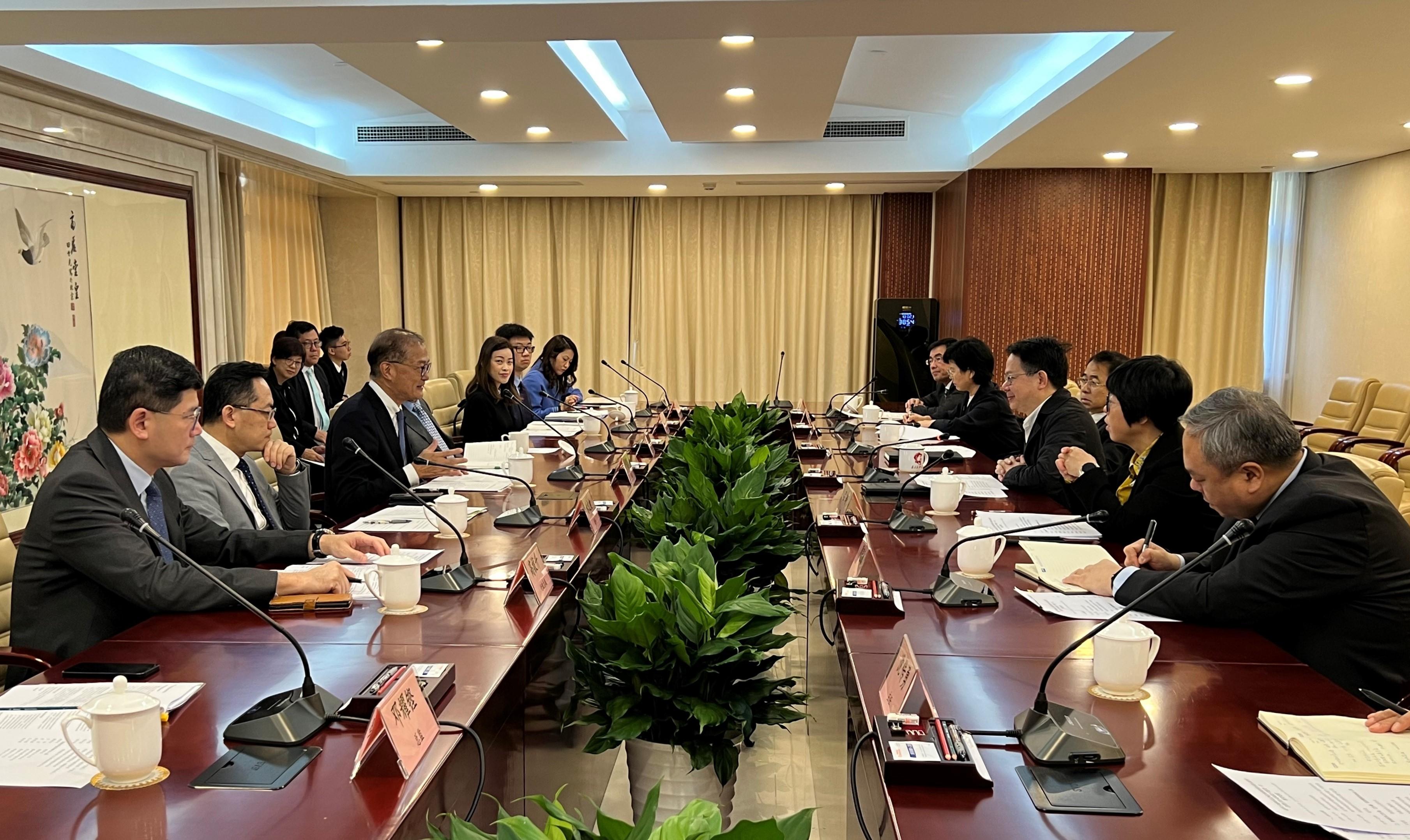 The Secretary for Health, Professor Lo Chung-mau (third left), and his delegation met with Deputy Commissioner of the National Medical Products Administration Mr Zhao Junning (third right) in Beijing today (November 8). They exchanged views on boosting closer collaboration between the Mainland and Hong Kong on matters such as approval of drugs and medical devices, and clinical trial work.