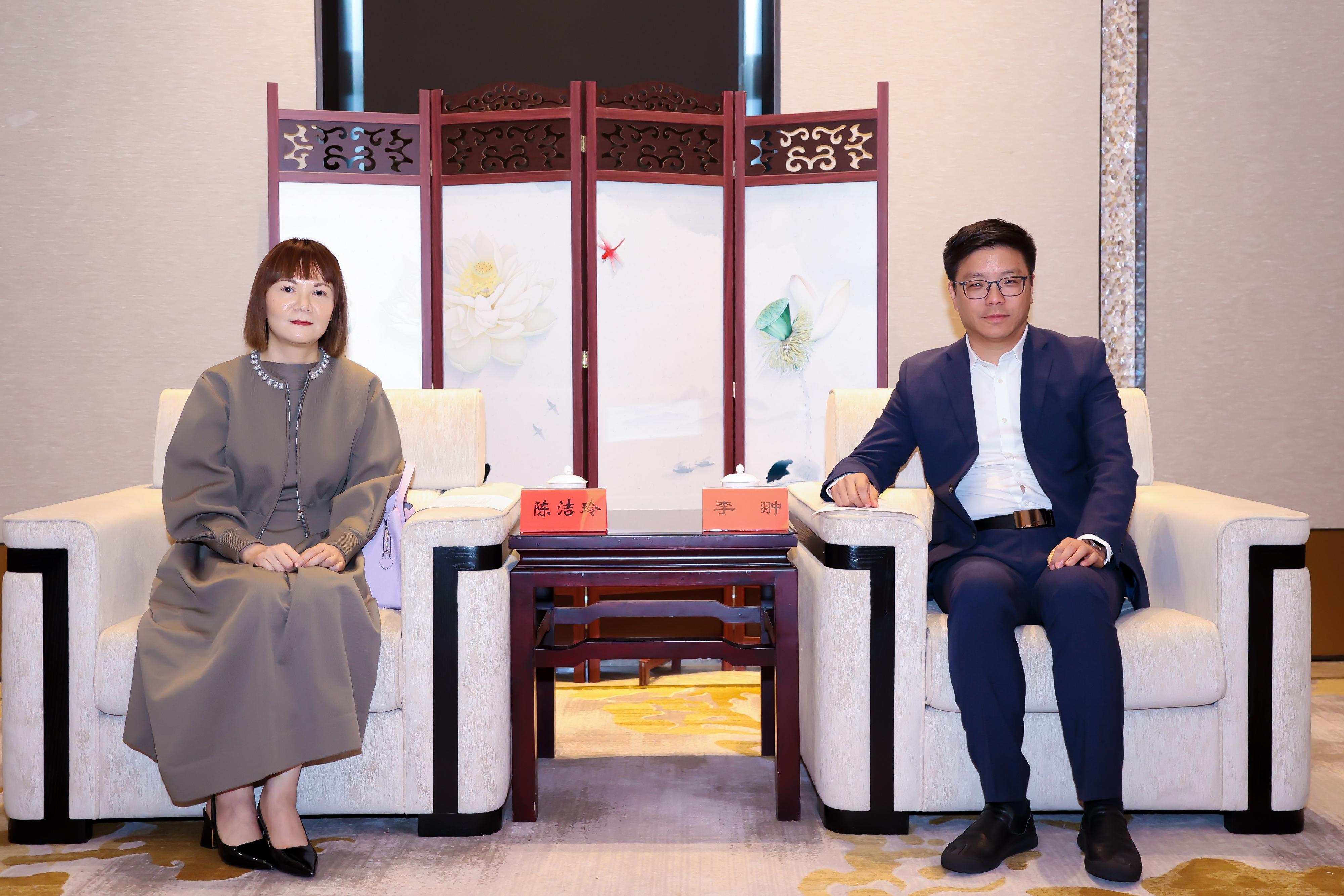 The Commissioner for the Development of the Guangdong-Hong Kong-Macao Greater Bay Area, Ms Maisie Chan (left), visits Zhuhai today (November 8) to meet with Deputy Mayor of Zhuhai Mr Li Chong (right).